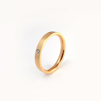 Skinnende gullring i 316 stål med en vakker zirkon - 3 mm bred