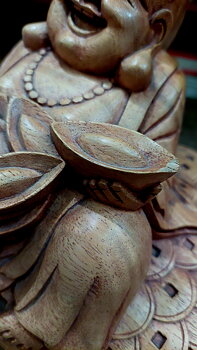 Glad  Buddha  Staty på Pengar - Symbol för Lycka och Framgång