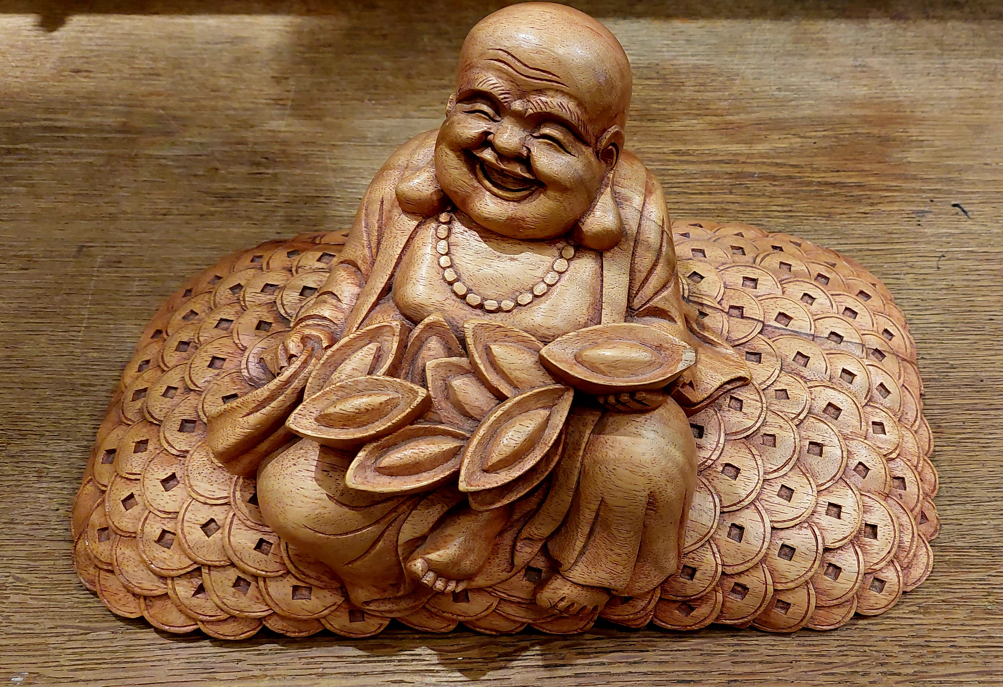 Glad  Buddha  Staty på Pengar - Symbol för Lycka och Framgång