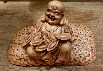 Glad  Buddha  Staty på Pengar - Symbol för Lycka och Framgång