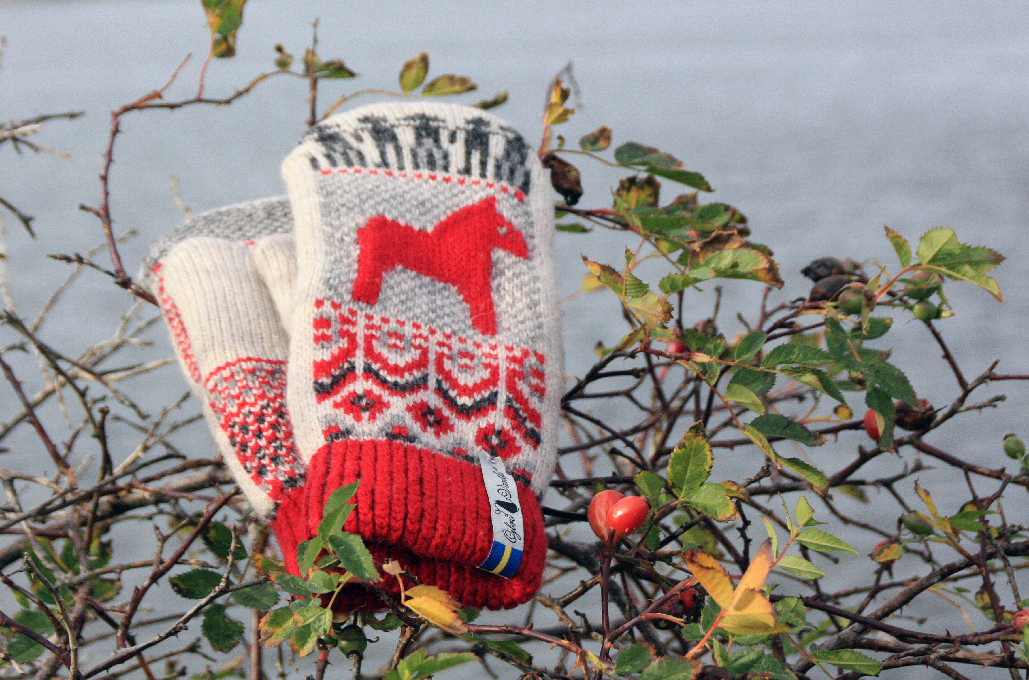 DALARNA Red Mittens, size 7-9 - 4