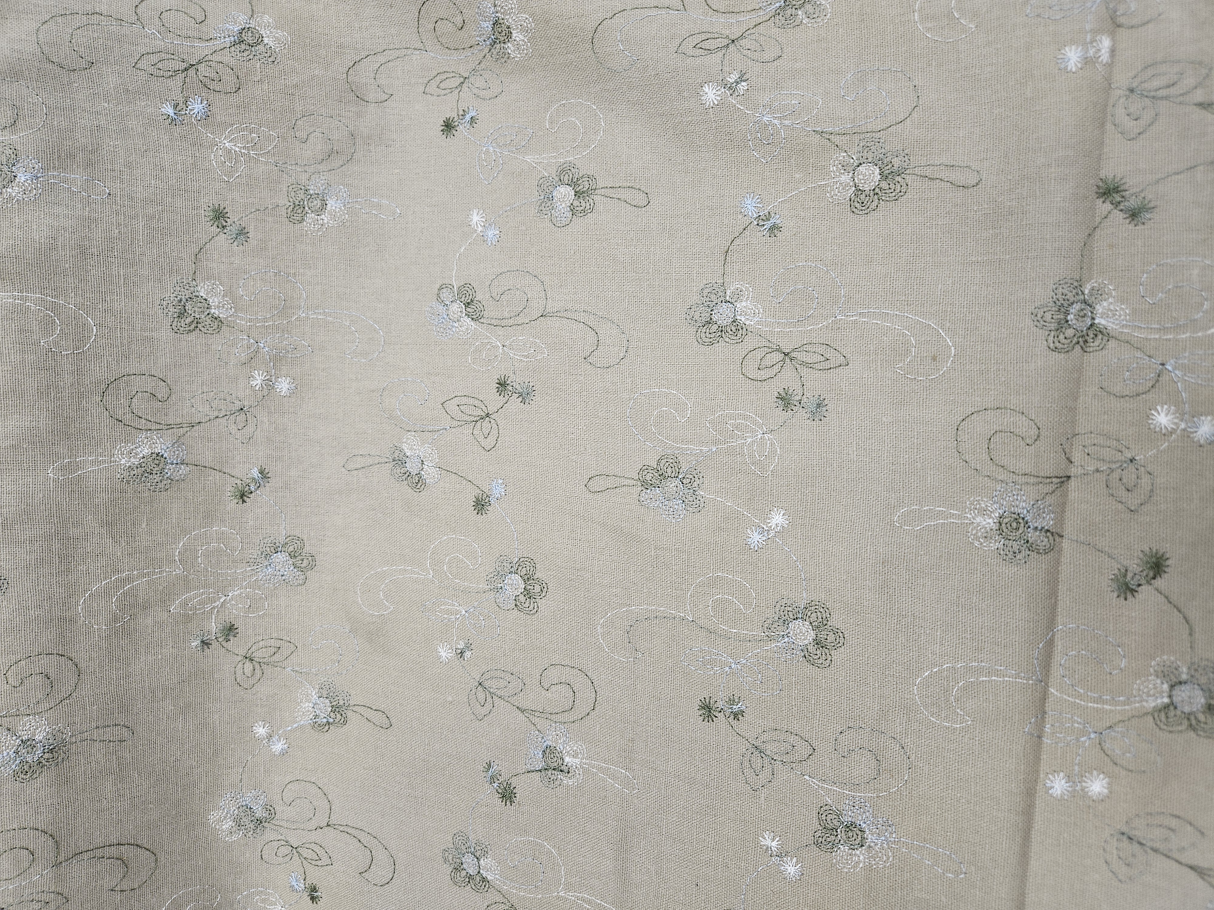 naturfärgad botten med broderade blommor
