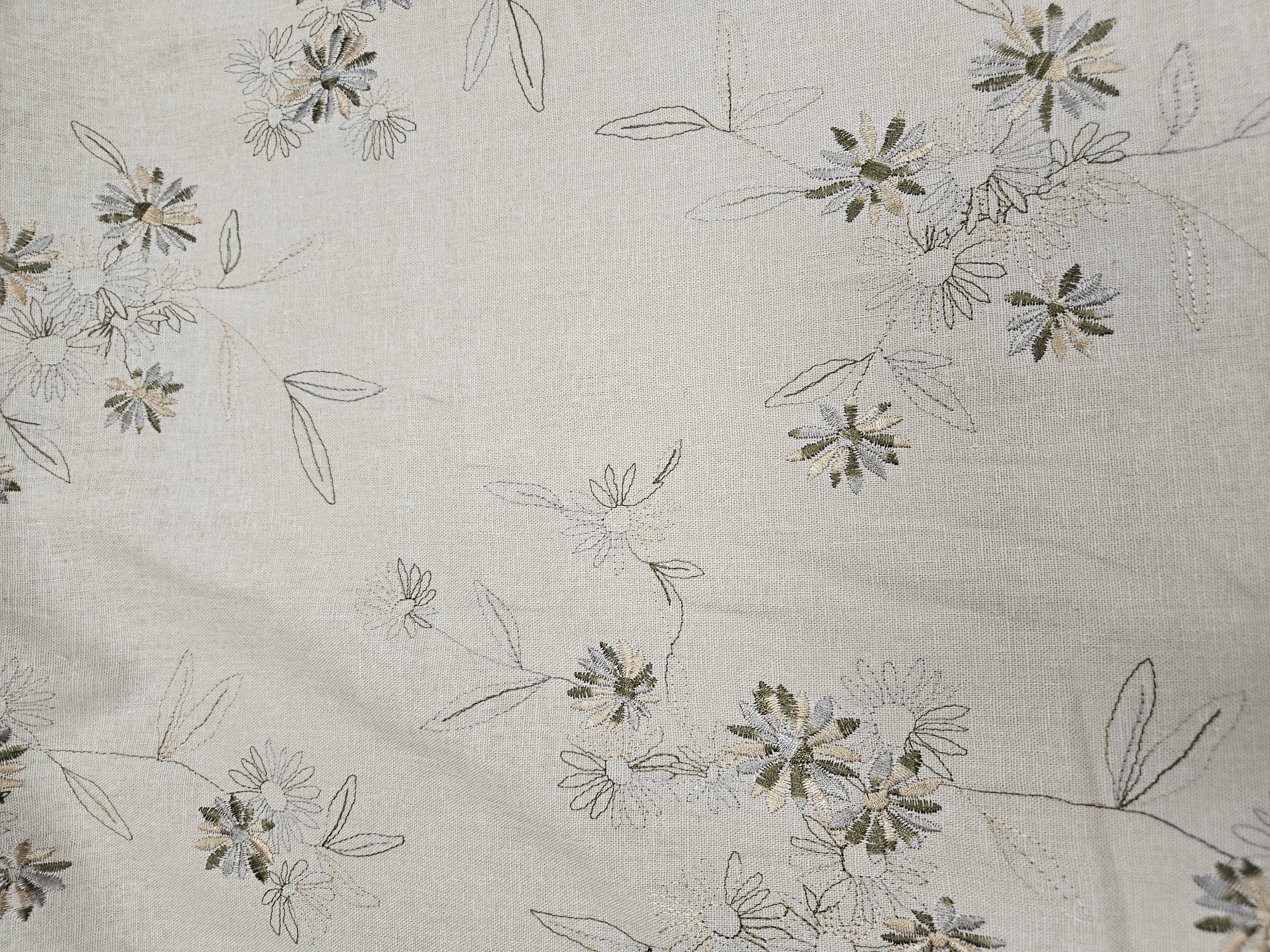 naturfärgsd botter med broderade blommor