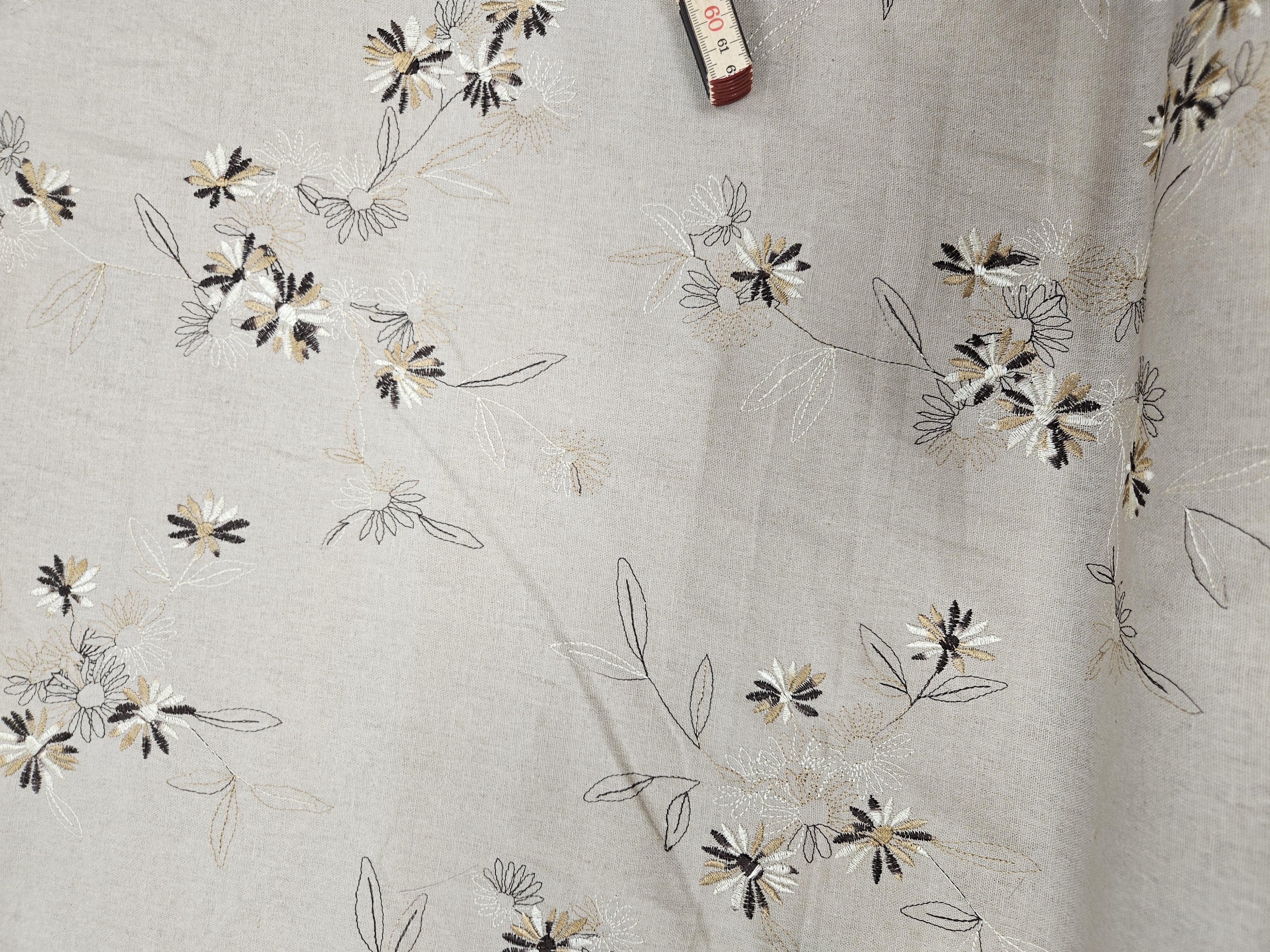 naturfärga botter med broderade blommor
