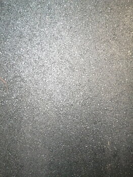 Närbild av ytstruktur på stallmatta ECO 20 mm i återvunnet SBR-gummi