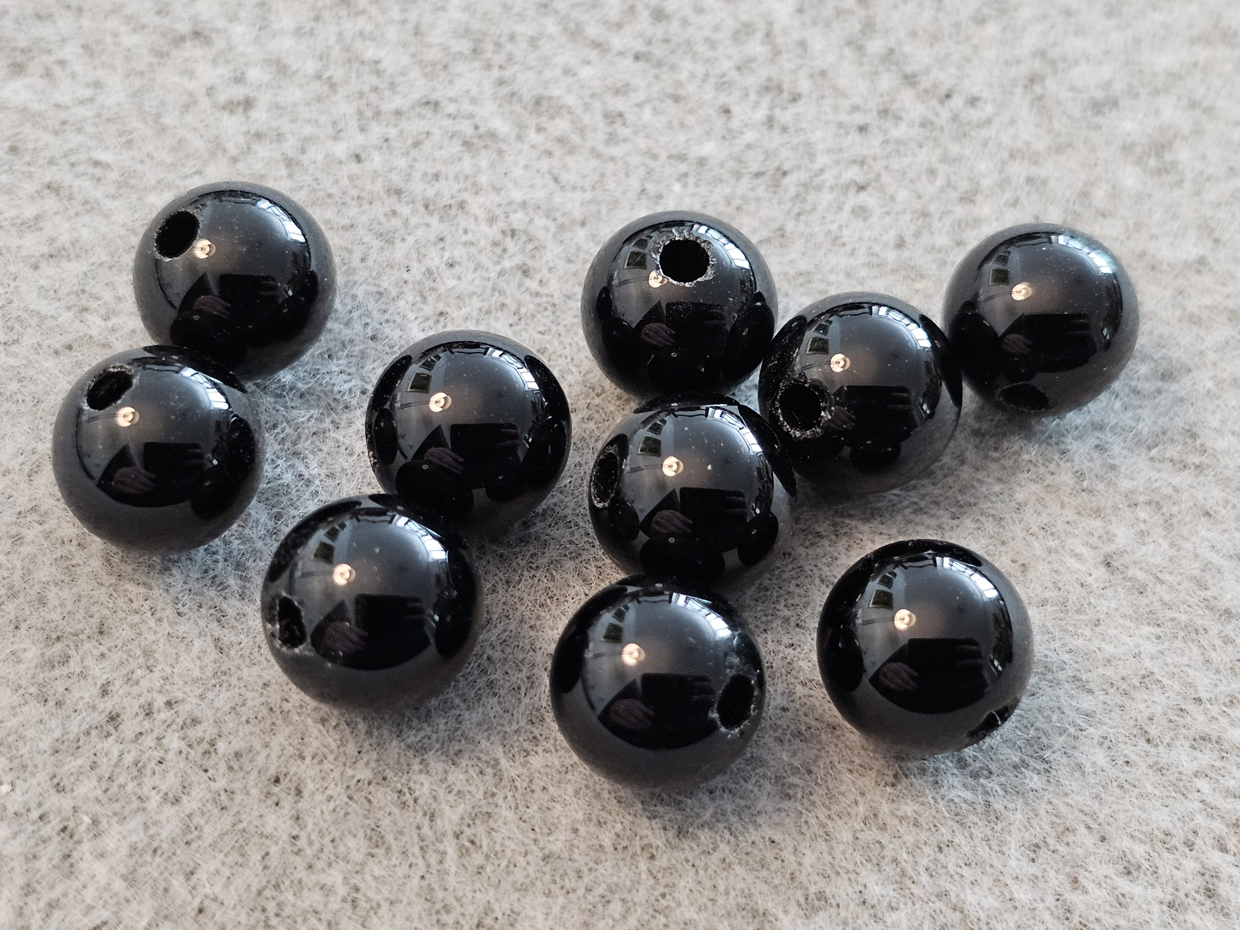 Svart onyx rund ca. 10mm ( 2 mm hål ) 10st/fp Pris/fp