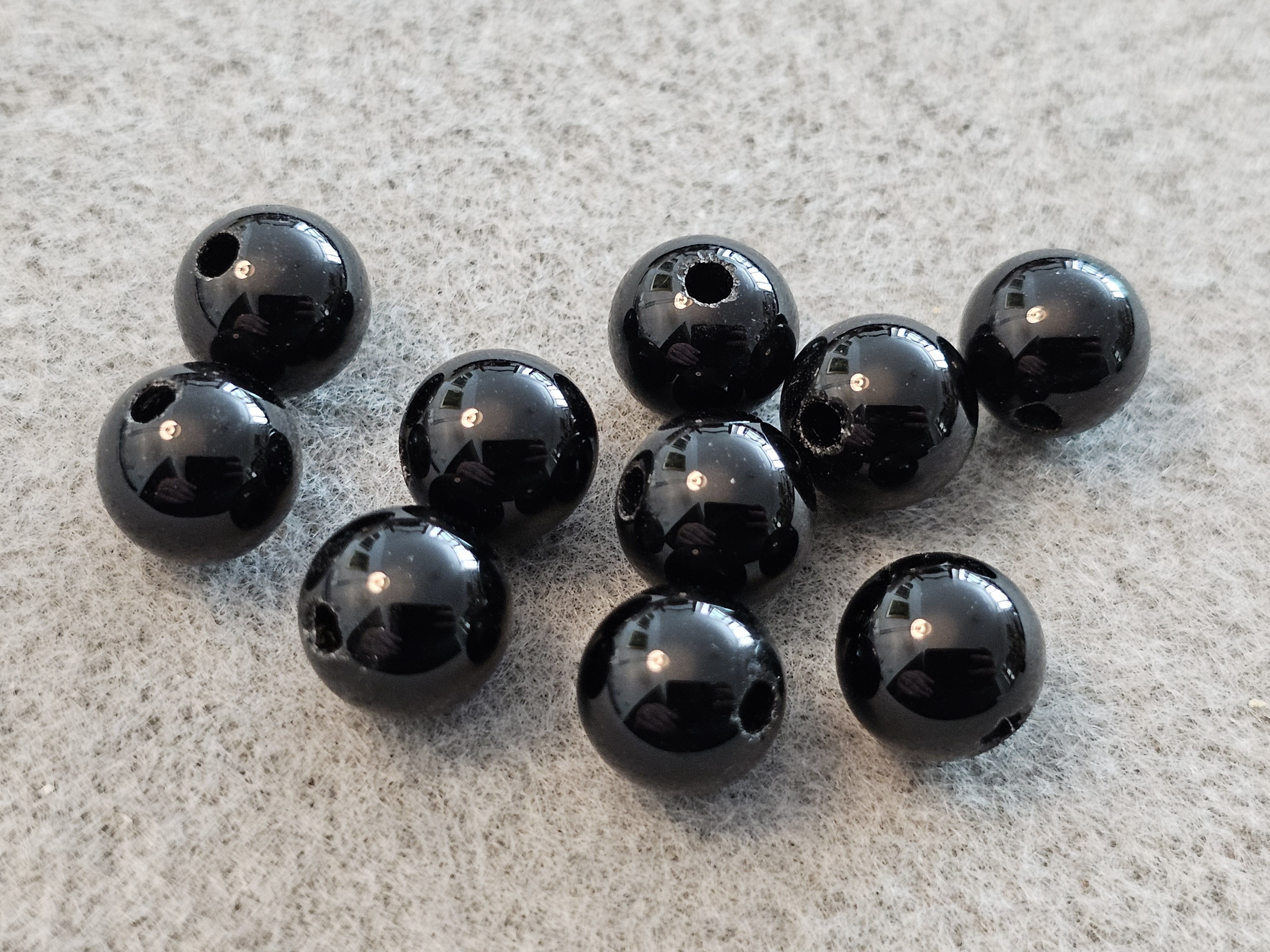 Svart onyx rund ca. 10mm ( 2 mm hål ) 10st/fp Pris/fp - 2