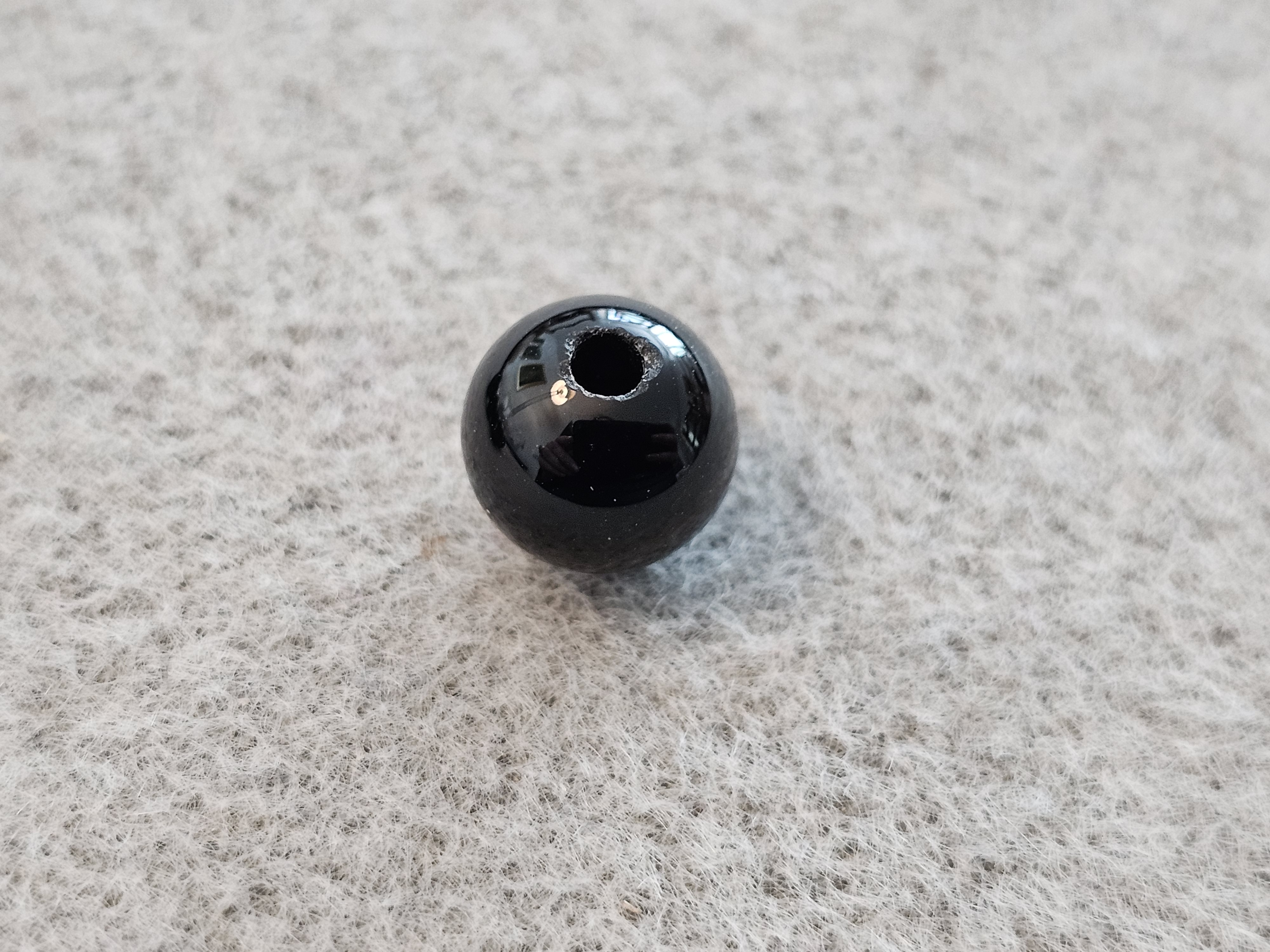 Svart onyx rund ca. 10mm ( 2 mm hål ) styck