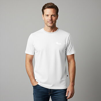 T-shirt vit på modell framifrån