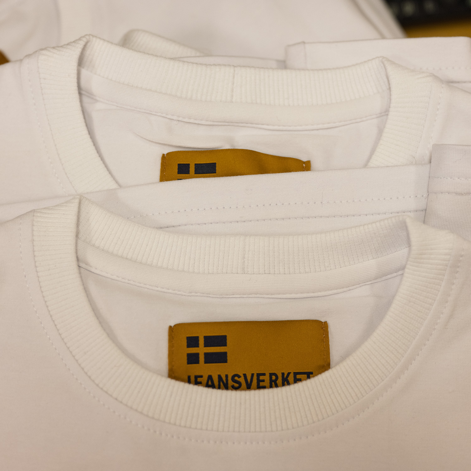 Nahaufnahme des T-Shirt-Kragenbündchens aus 2:2-Rippstrick, ca. 2 cm breit