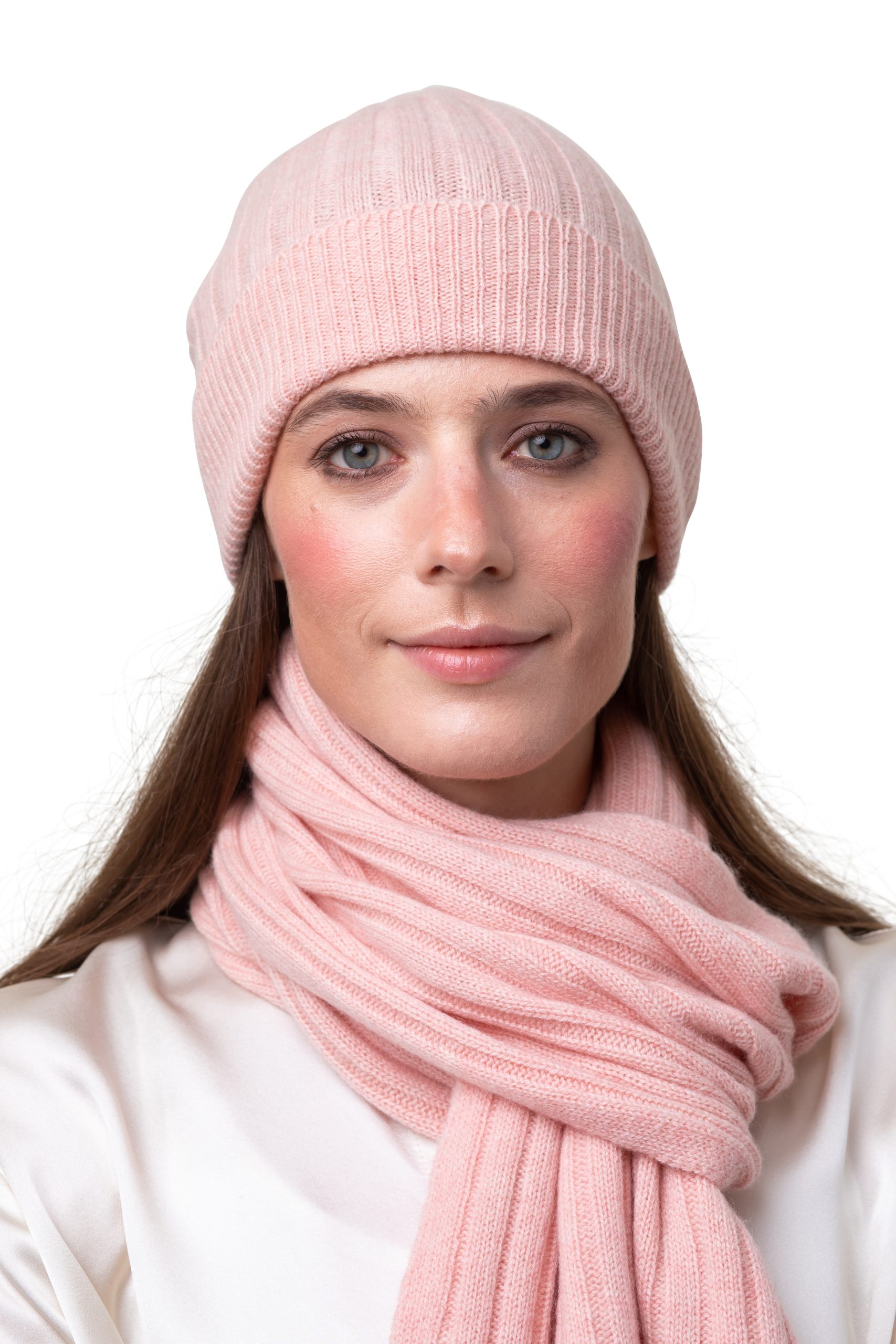 Ribbstickat set mössa+halsduk  i 100% cashmere,  säljs på Hospitalsgatan - 5