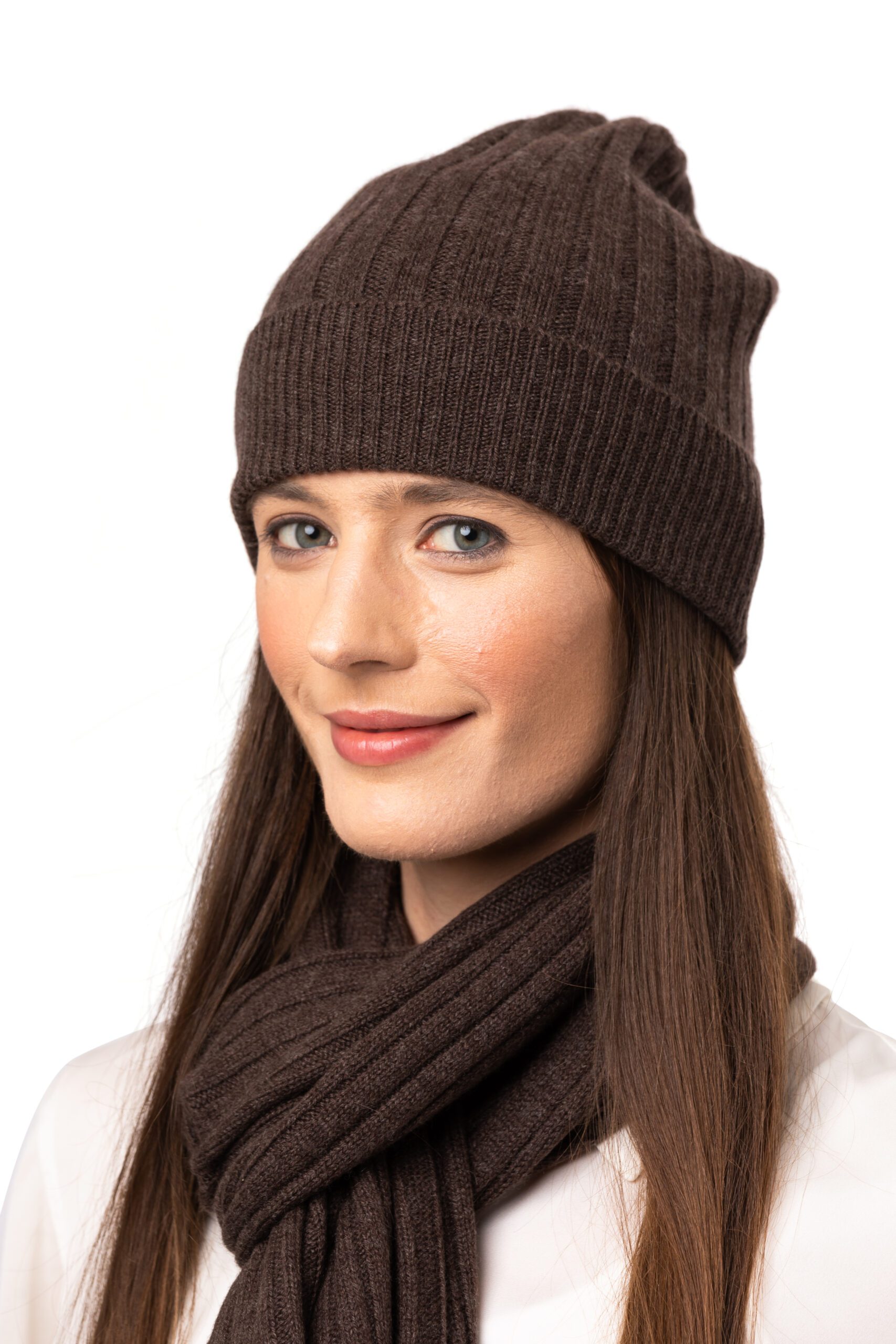 Ribbstickat set mössa+halsduk  i 100% cashmere,  säljs på Hospitalsgatan - 3