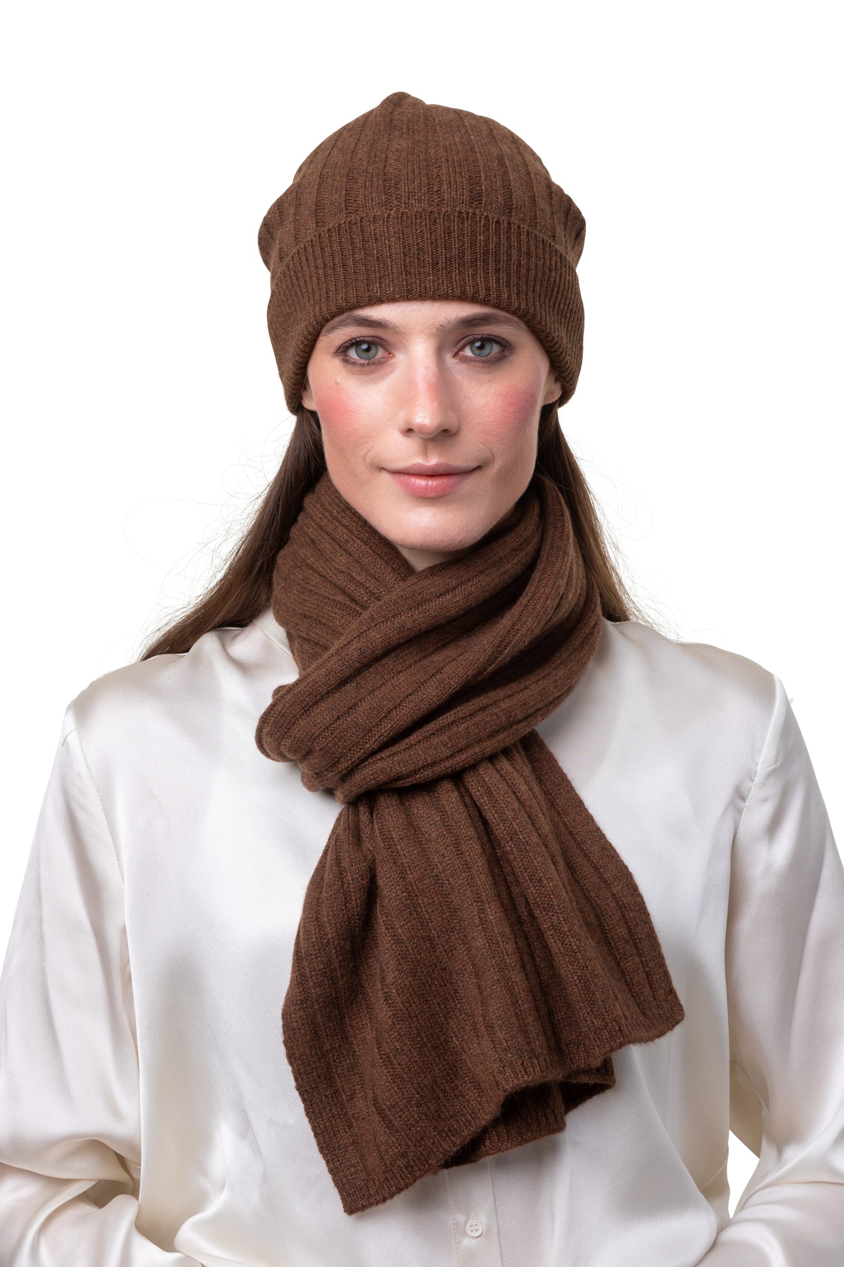 Ribbstickat set mössa+halsduk  i 100% cashmere,  säljs på Hospitalsgatan - 4