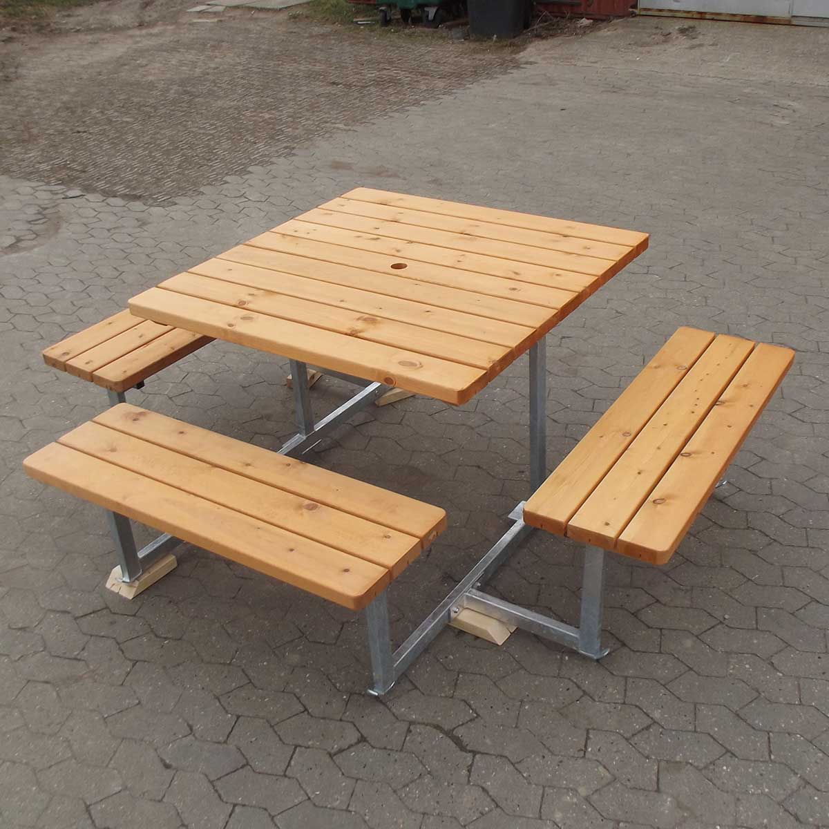 Bänkset i furu Rullstolsanpassat