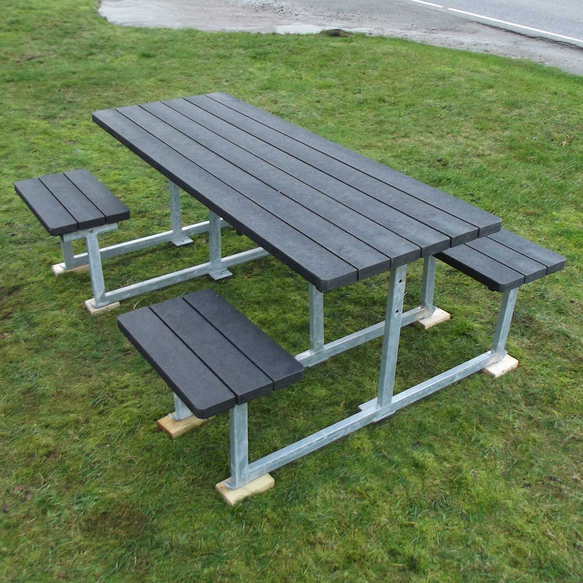 Bänkset i återvunnen plast med förlängd skiva för rullstol