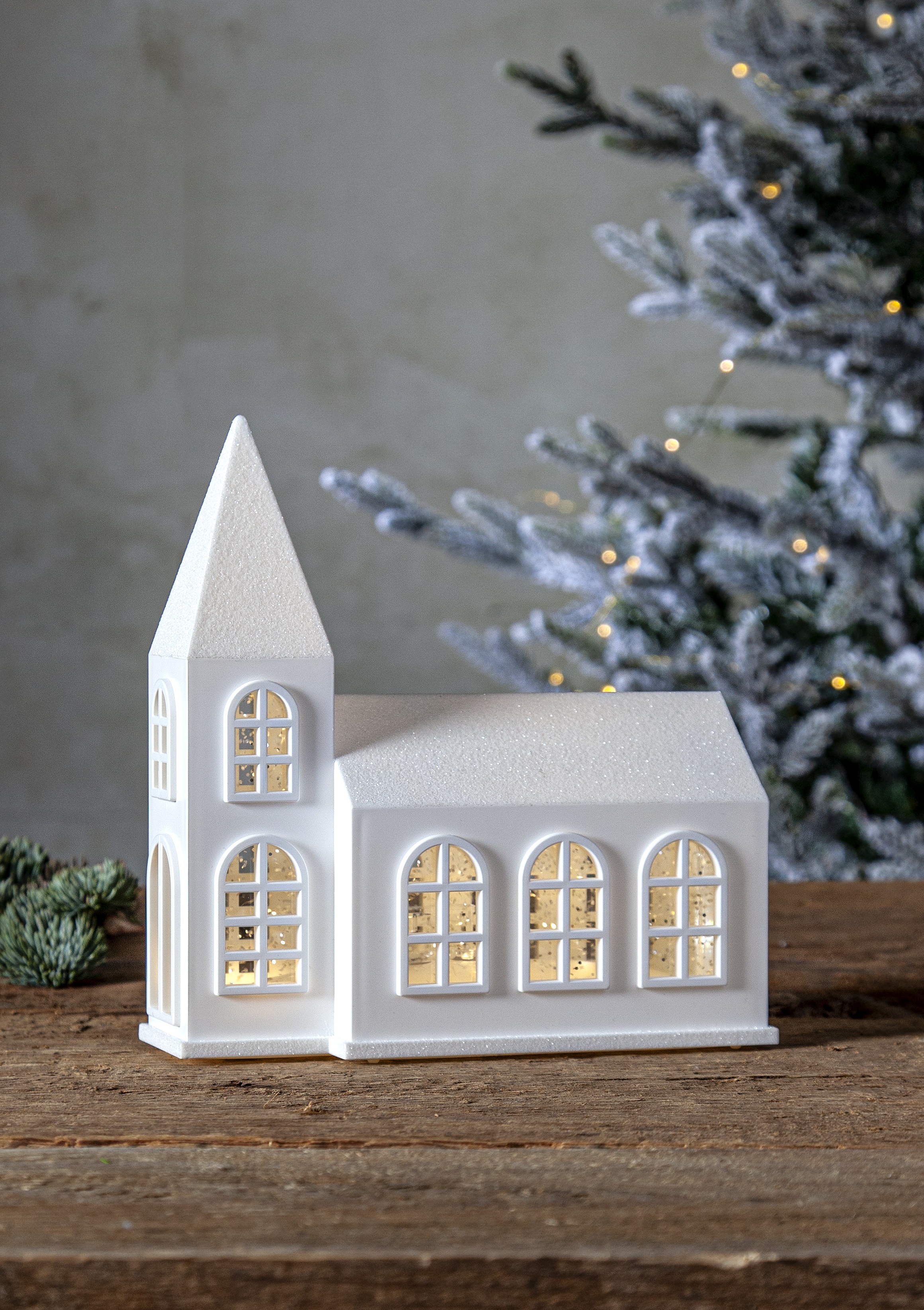 Kyrka med belysning och glitter. Batteridriven