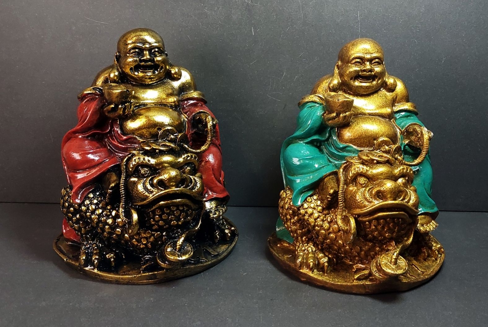 Glad Buddha på Trebent Groda med Mynt - Staty  - 2