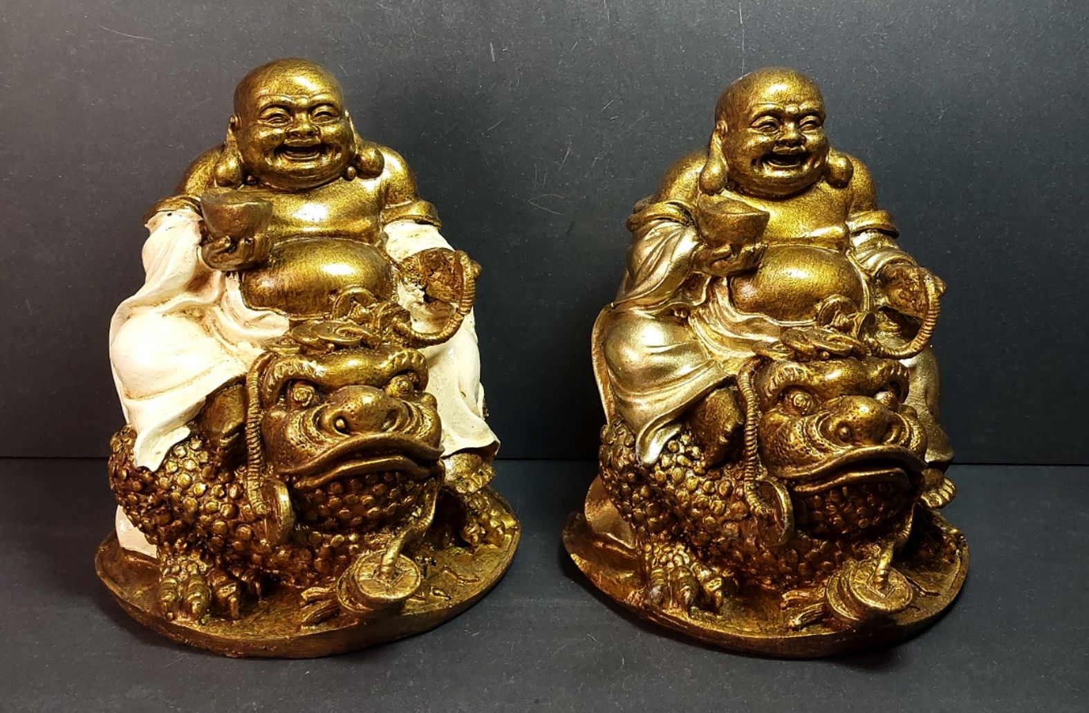 Glad Buddha på Trebent Groda med Mynt - Staty 