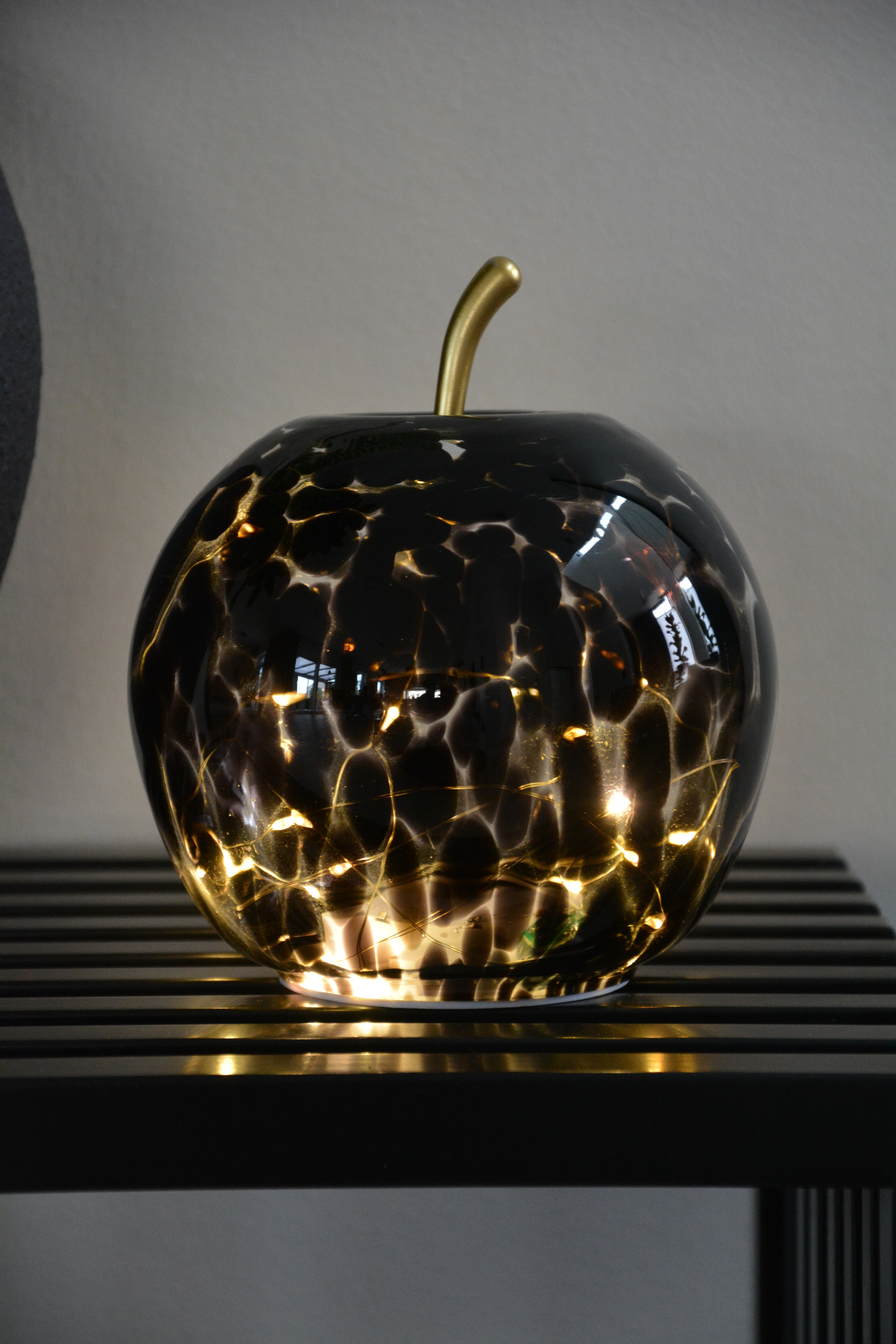 Äpple i glas svartlila / klar med LED- belysning och timer 17 cm