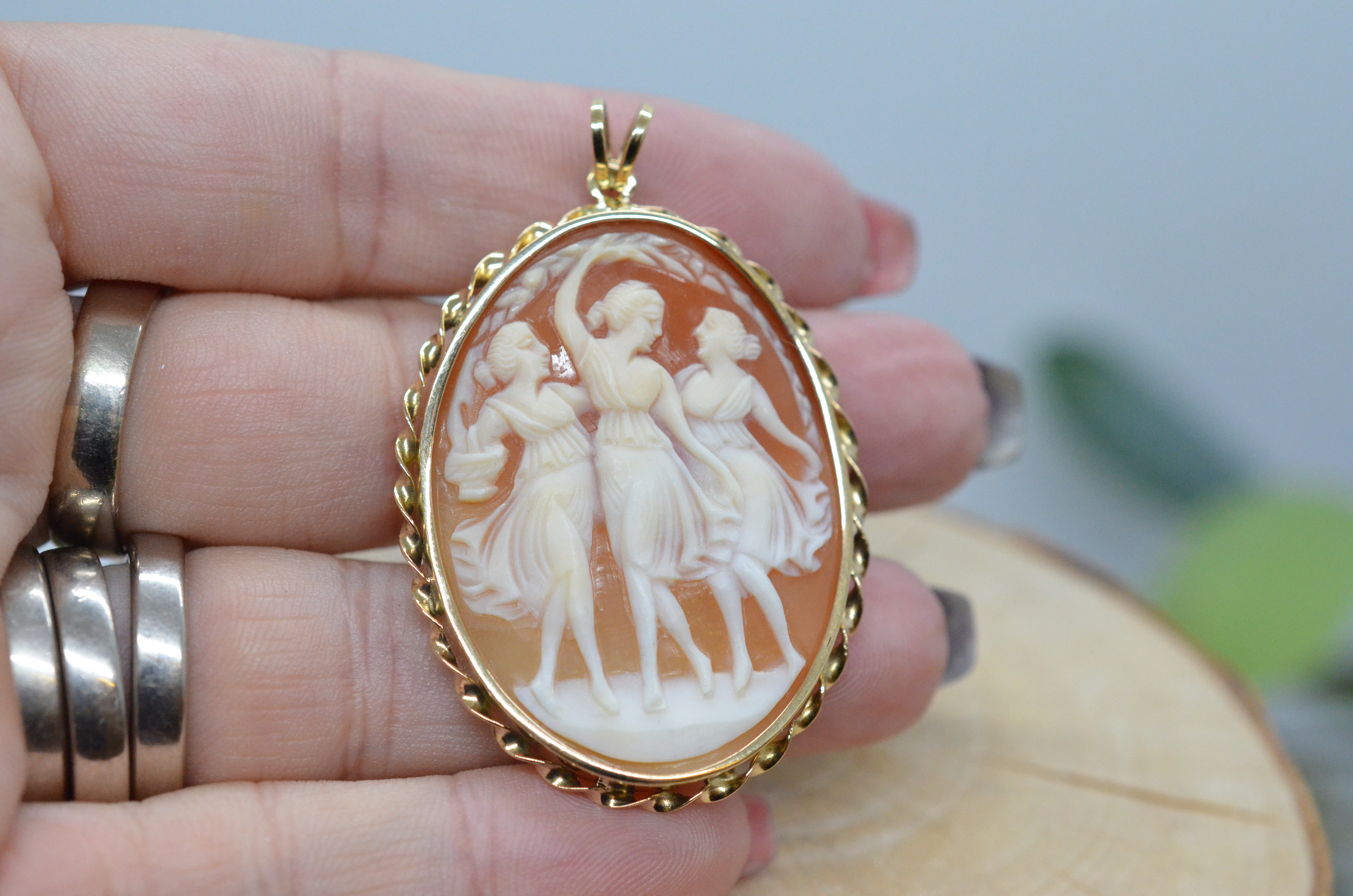 Vintage 18k cameo pendant