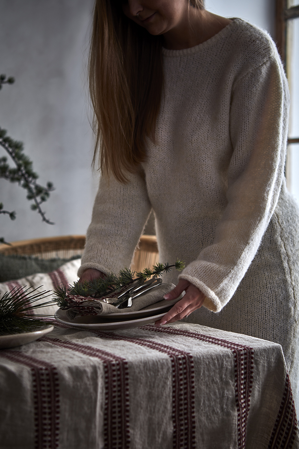 Noel, vacker röd/lingrå julduk med mönster från Affari
