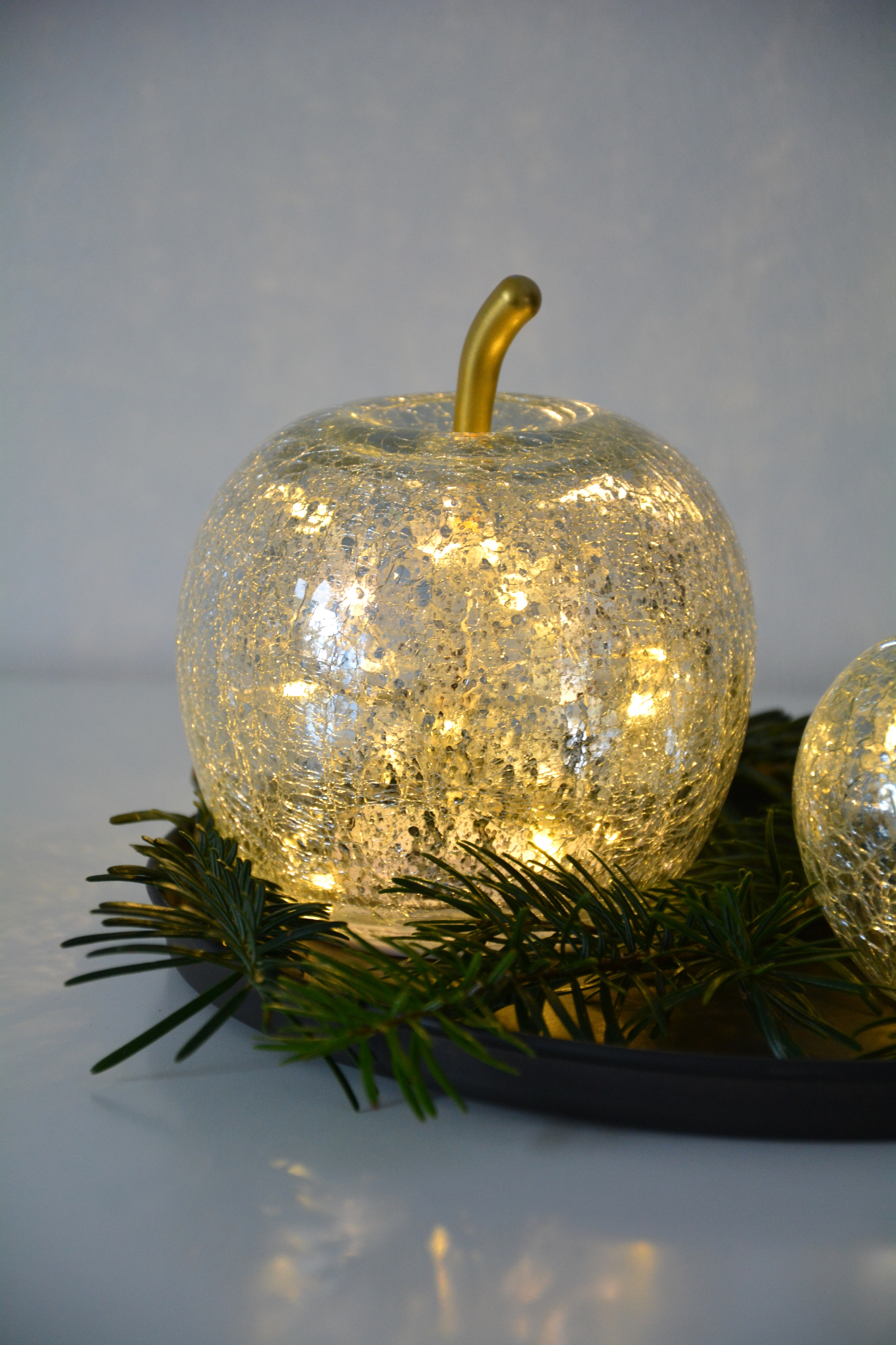 Äpple i glas silver / klar med LED- belysning och timer M 12 cm