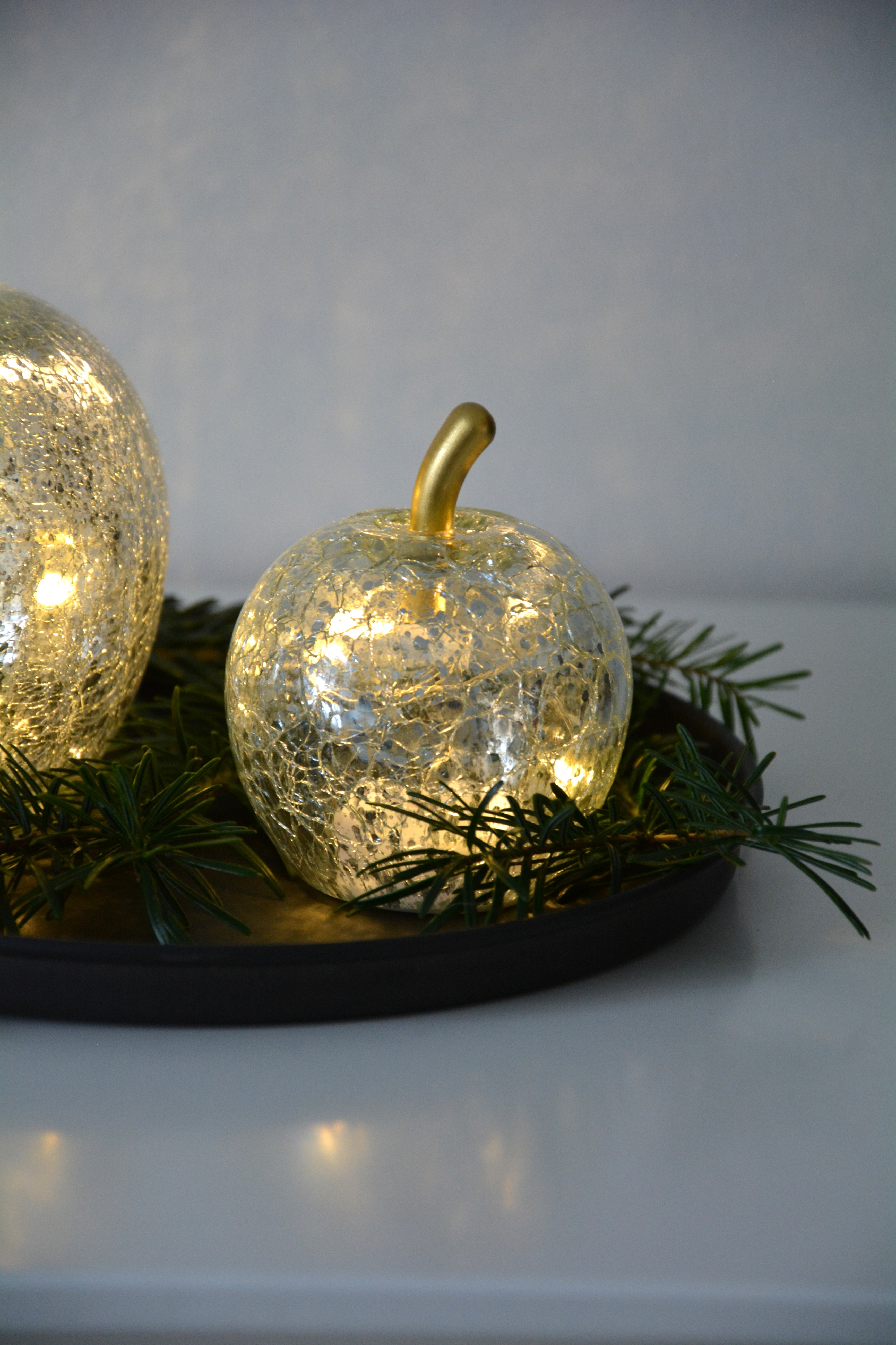 Äpple i glas silver / klar med LED- belysning och timer S. 9 cm - 3