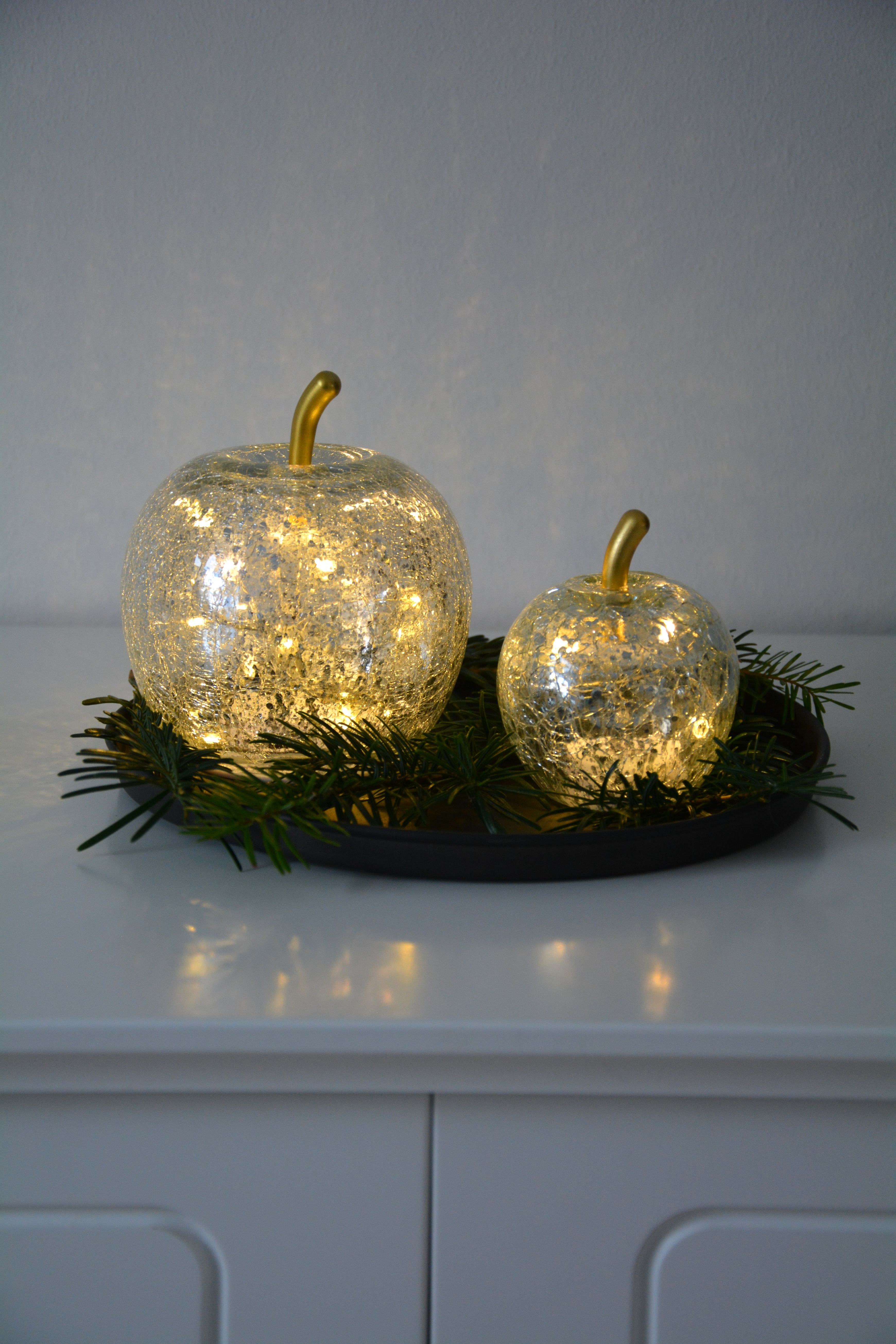 Äpple i glas silver / klar med LED- belysning och timer S. 9 cm