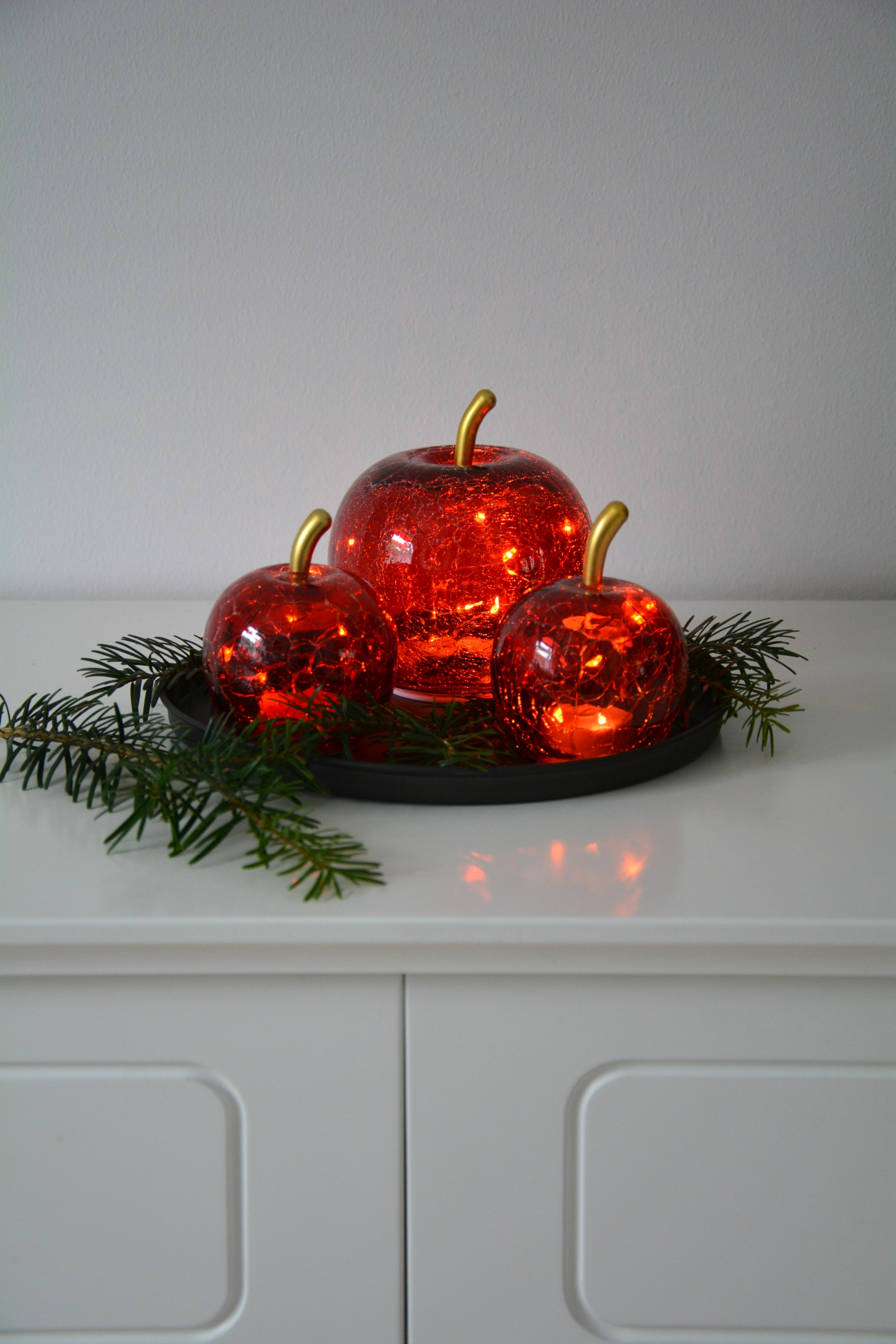 Äpple i glas röd med LED- belysning och timer M. Glasäpple  12 cm