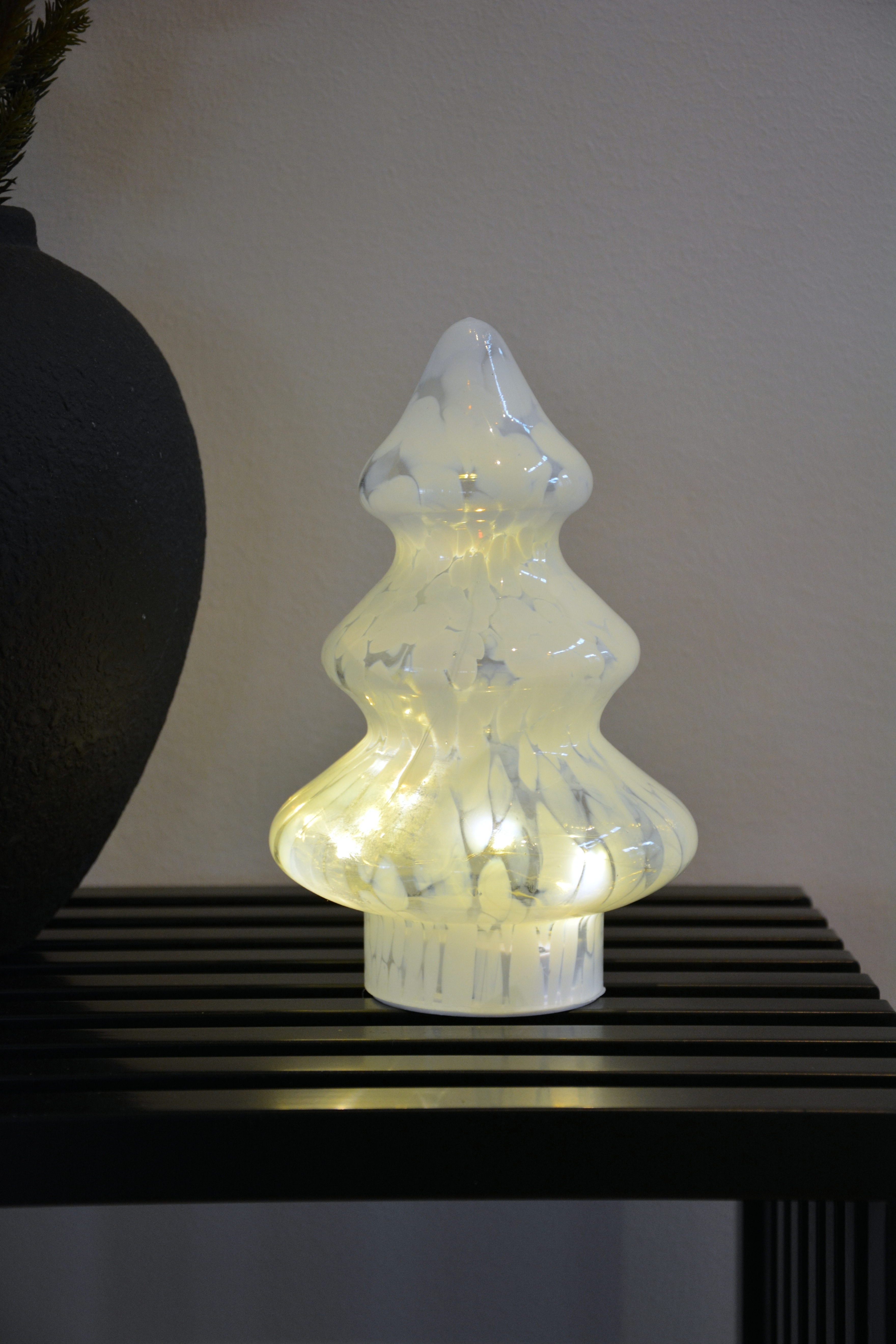 Gran i vitt glas  med LED- belysning och timer 