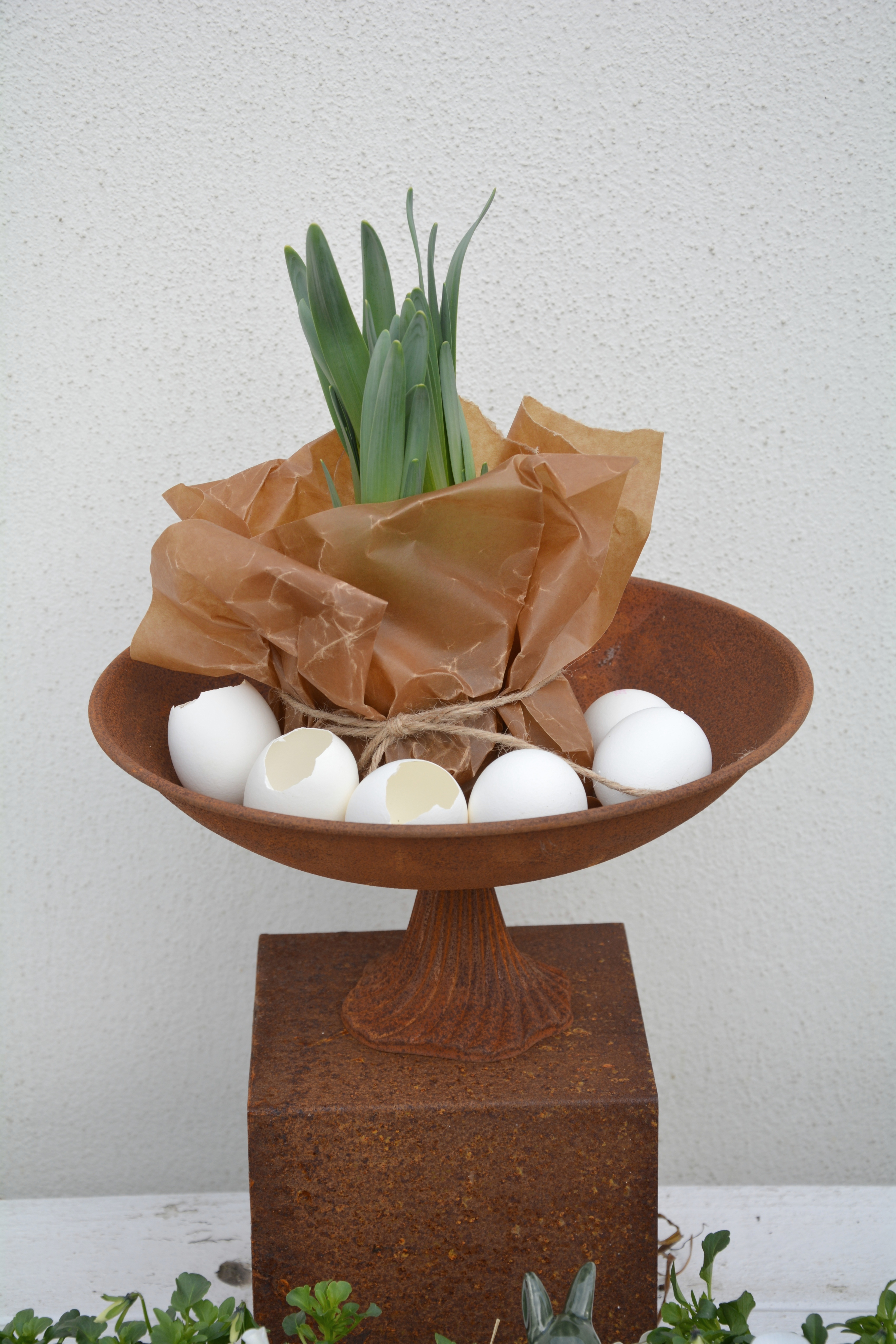 Rostig skål / fat på fot 29 cm