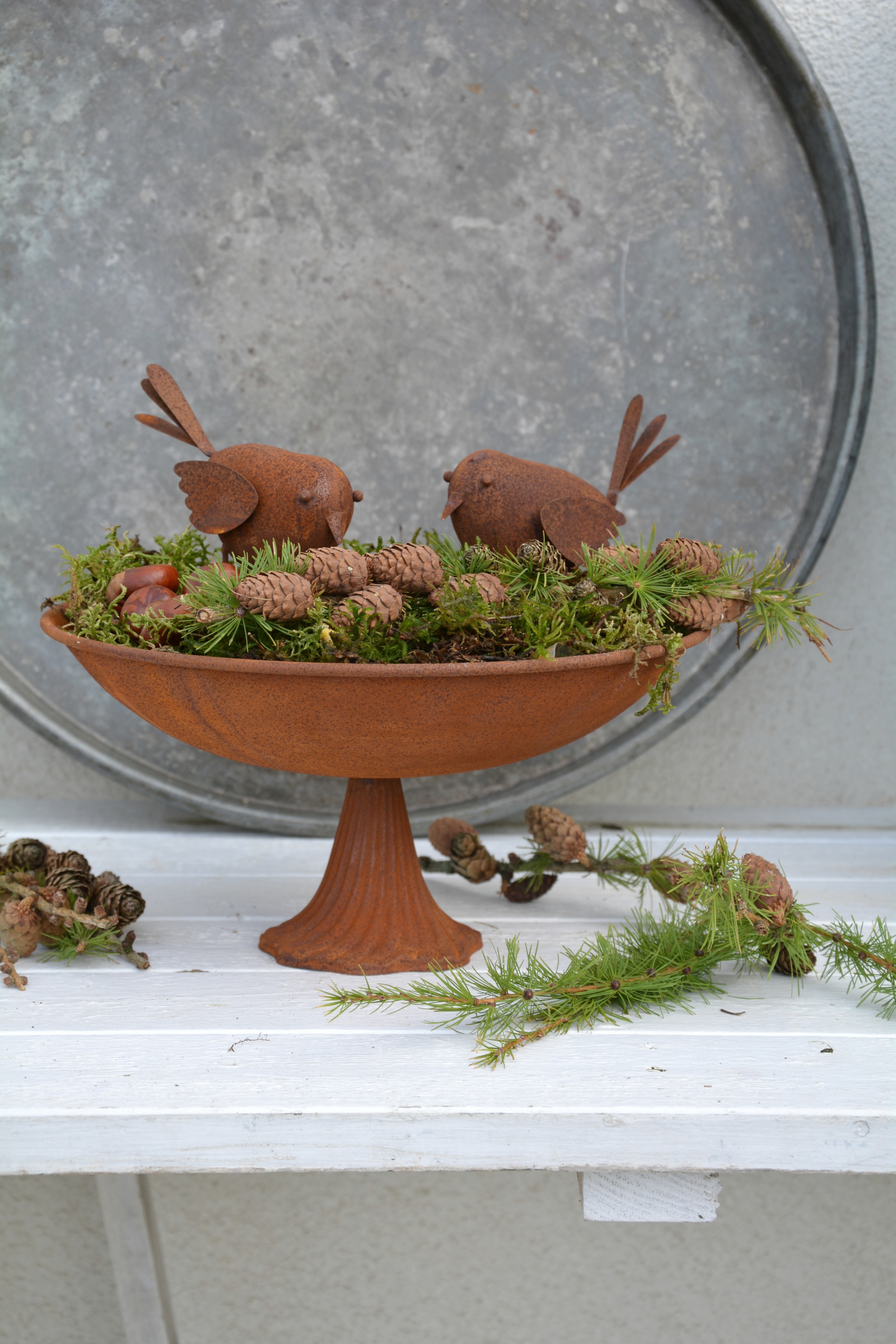 Rostig skål / fat på fot 29 cm