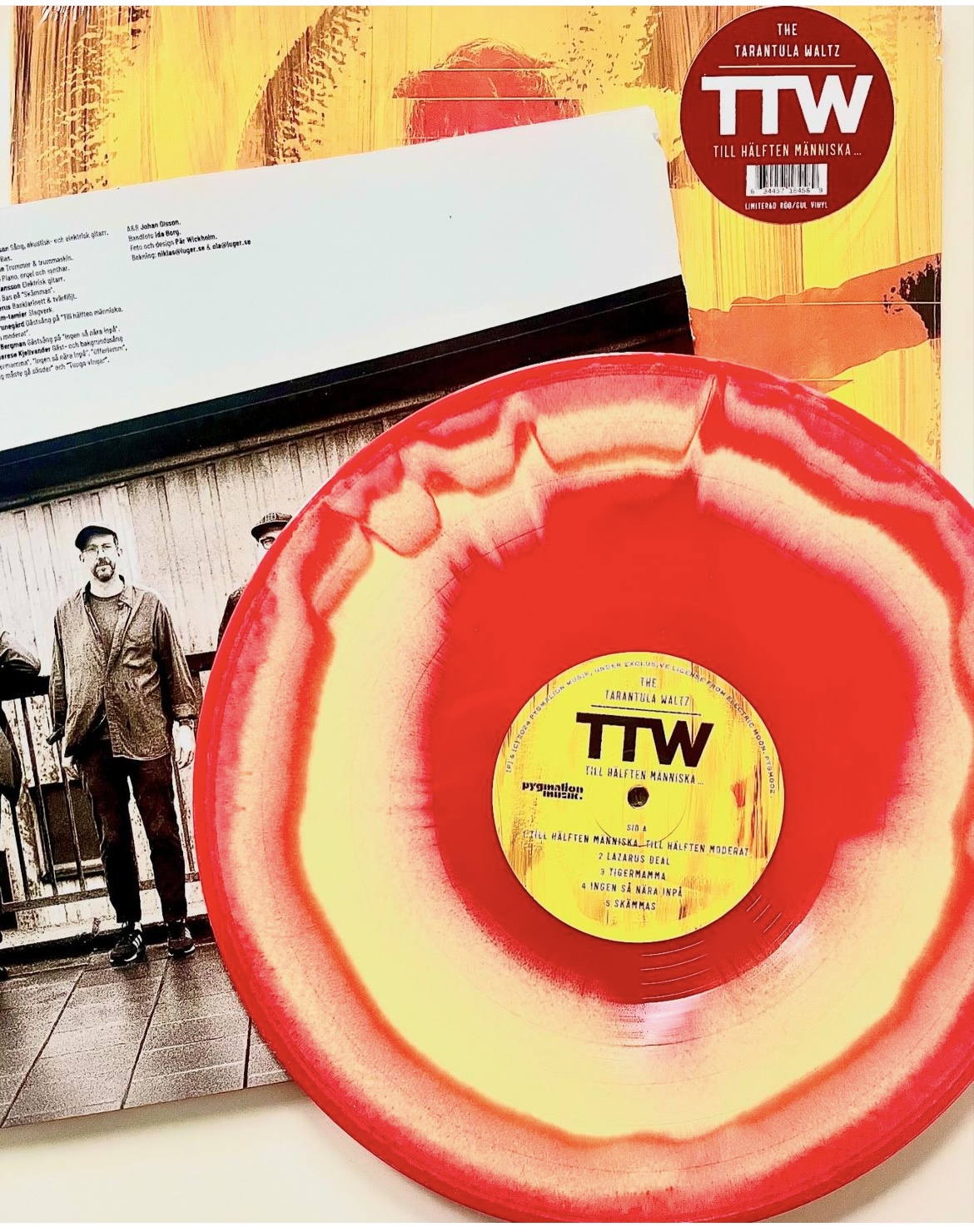THE TARANTULA WALTZ - TILL HÄLFTEN MÄNNISKA (RÖD/GUL VINYL) SIGNERAD! - 3