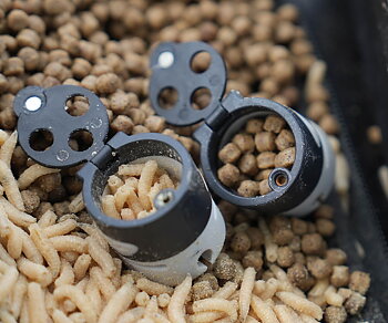 Mäskkopp som du klämmer fast på spöt. Smidig och väger lite. Lock med hål i ifall du vill att t.ex. maggots skall trilla ut någon i taget