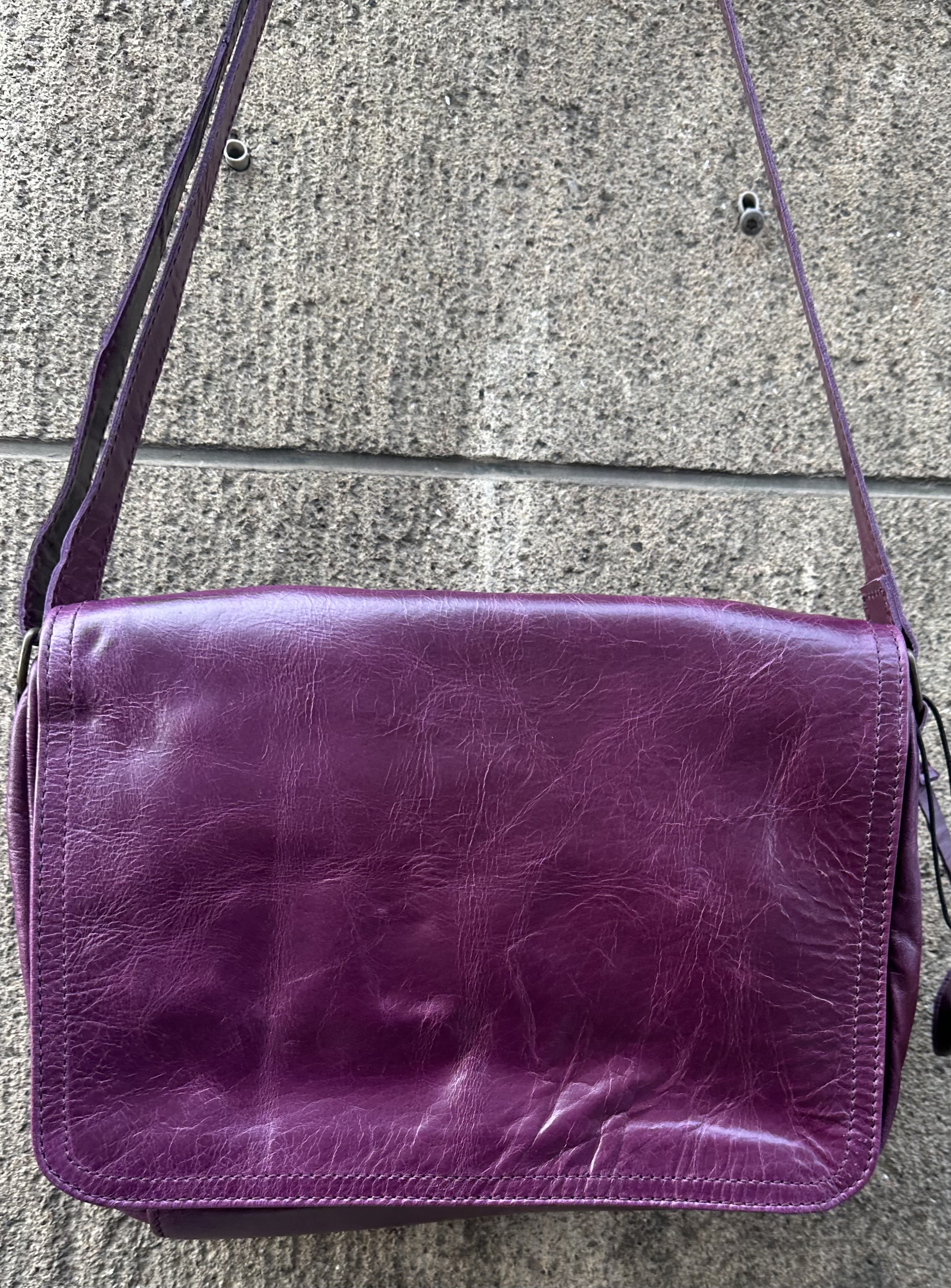 Skinnväskan Denise från Odi Lynch, purple