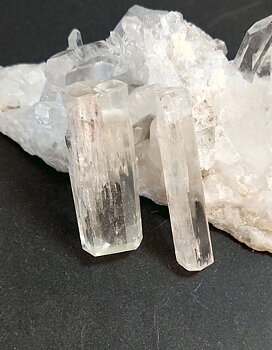Spodumene Hiddenit /  Kunzit  , Slipad  Kristaller  med 2.5mm hål  - AA+ kvalitet