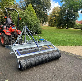 Ridbaneharv ATV Riders Edition med gummivält i transportläge