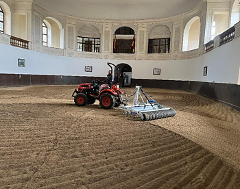 Ridbaneharv ATV Riders Edition med gummivält i användning i ridhus för jämnt ridunderlag