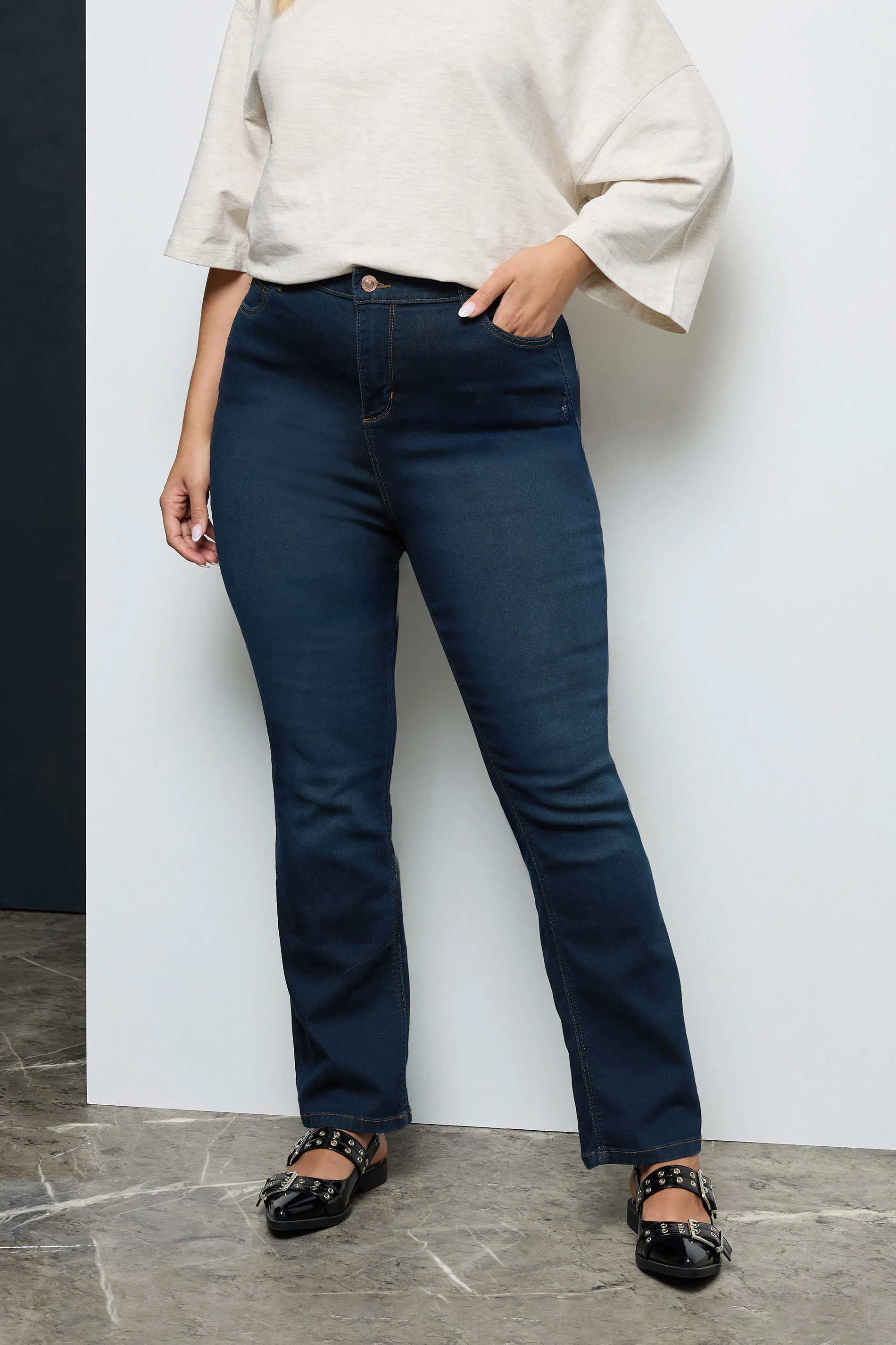 Jeans med fickor i bootcutmodell, Isla, mörkblå  - 3