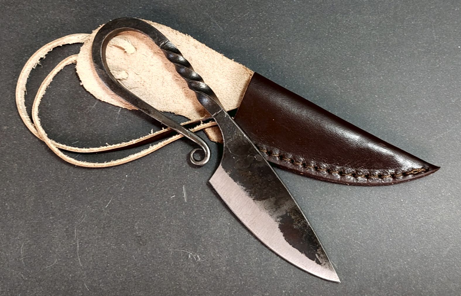 Kvinnokniv av handsmidd järn
