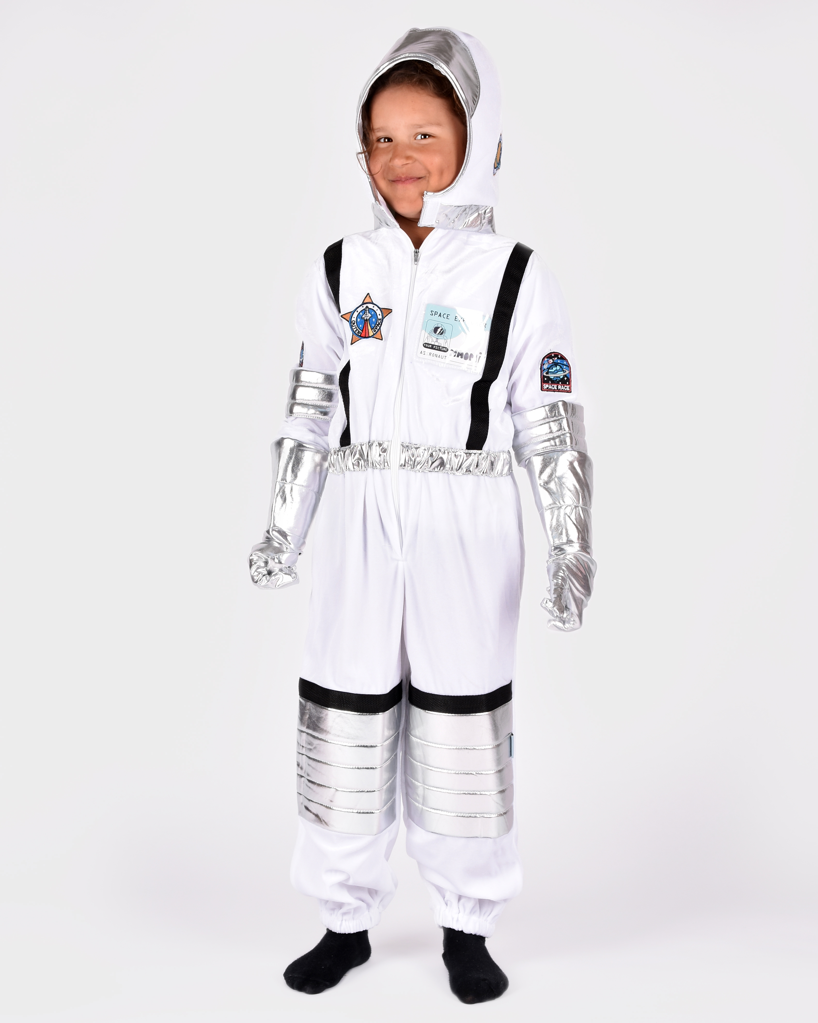 Barn iklädd en vit och silvrig astronautdräkt i velour.