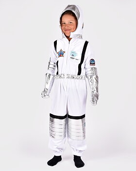 Barn iklädd en vit och silvrig astronautdräkt i velour.