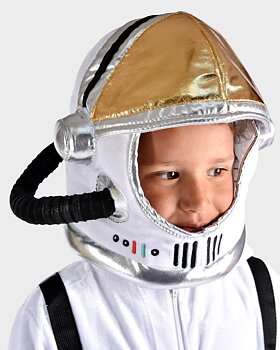 Barn med astronauthjälm i tyg på huvudet.