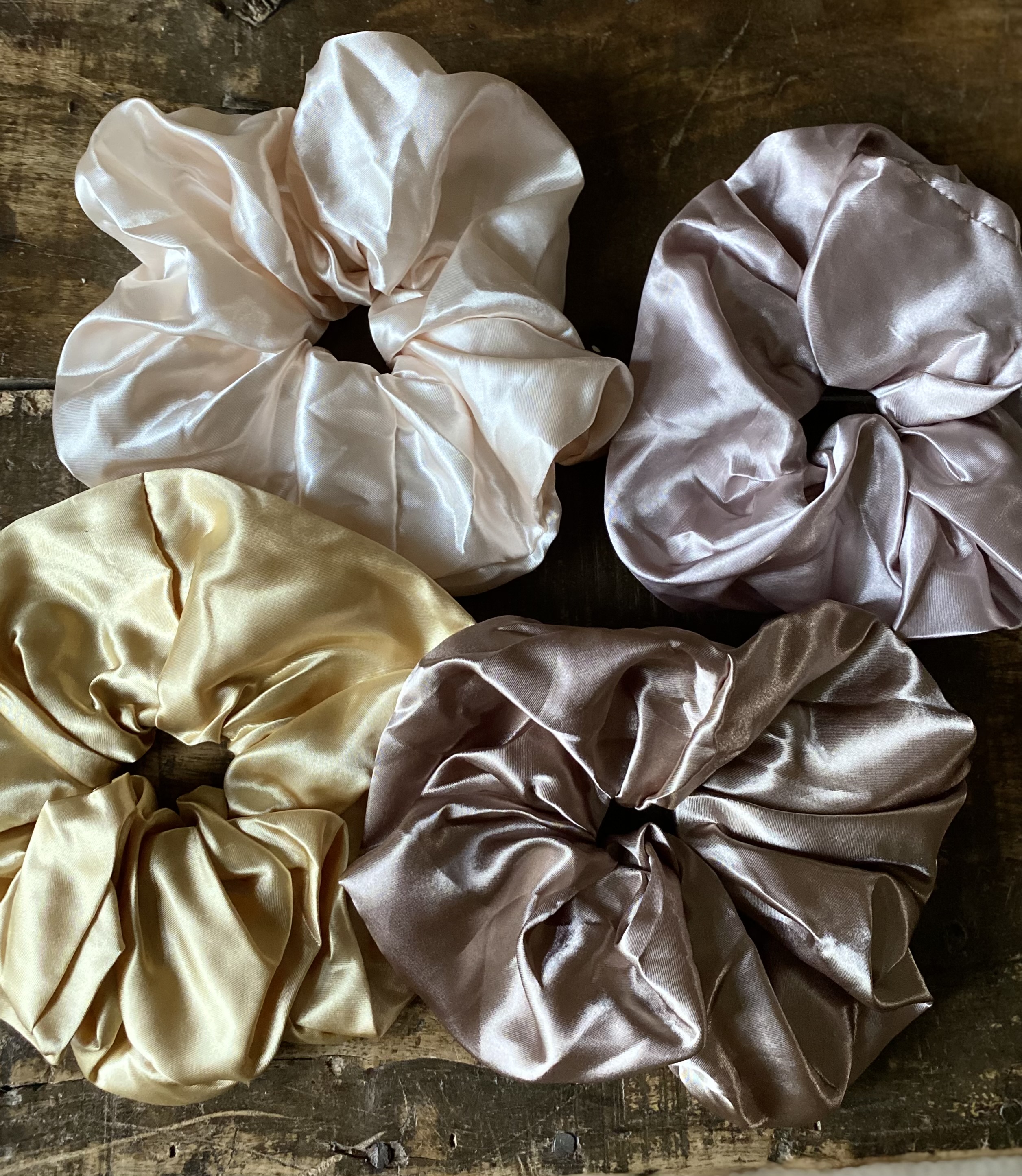 Stor scrunchie i satin