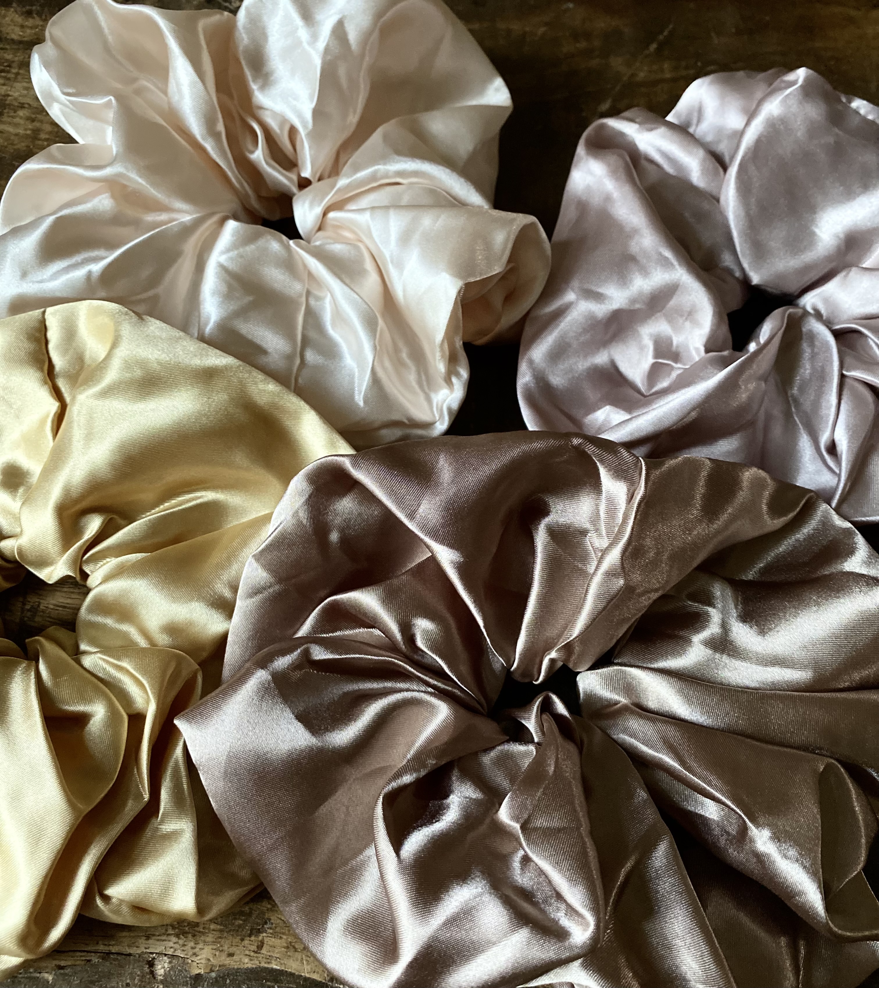 Stor scrunchie i satin - 3