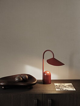 Arum Portabel lampa oxid röd Ferm Living
