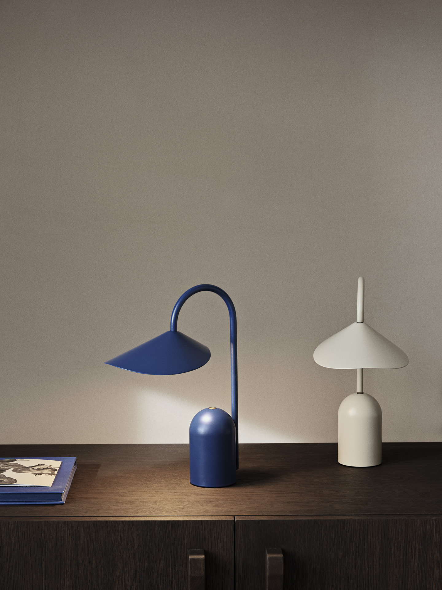 Arum Portabel lampa cashmere Ferm Living - 4
