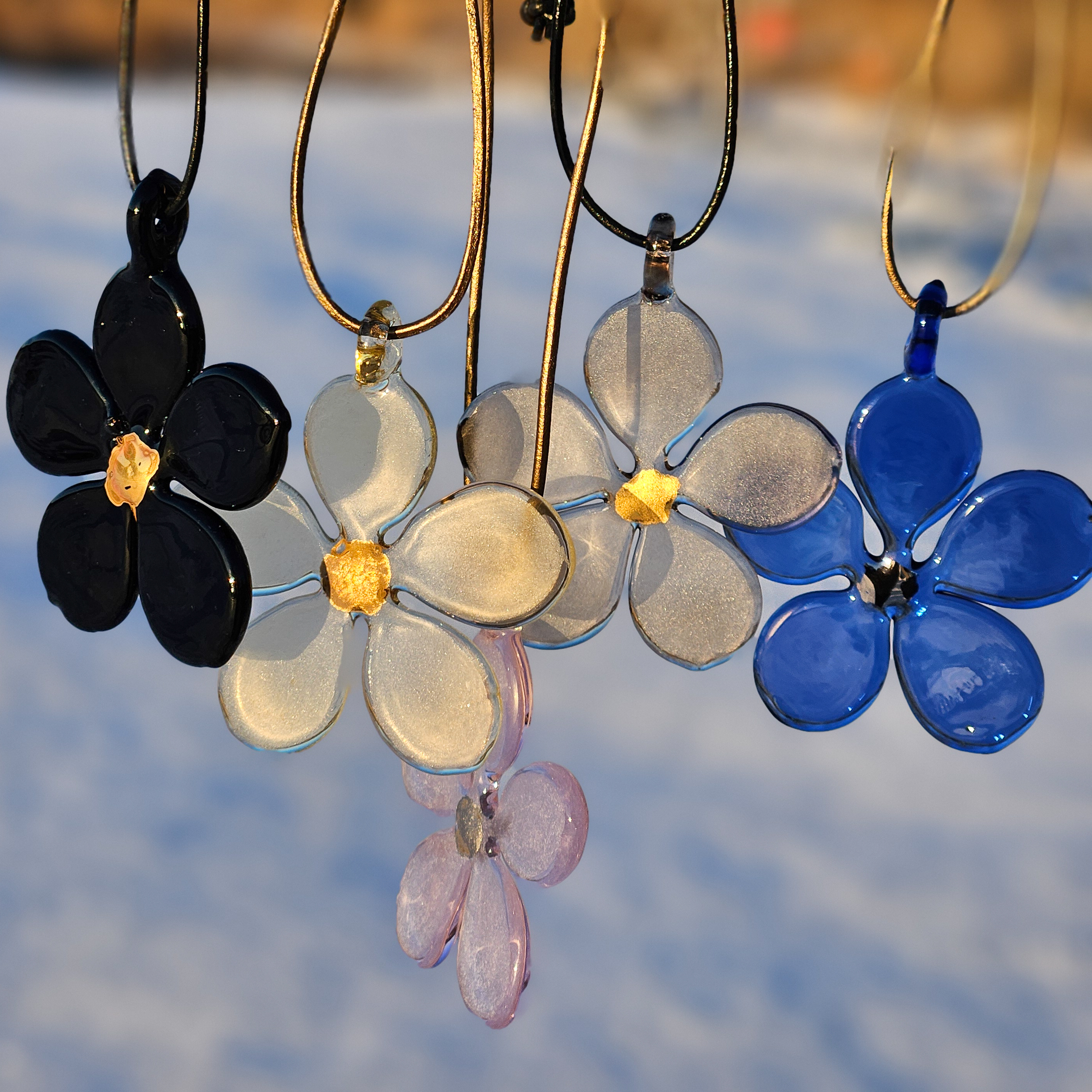 HALSBAND MED EN STILISTISK BLOMMA AV GLAS - 2