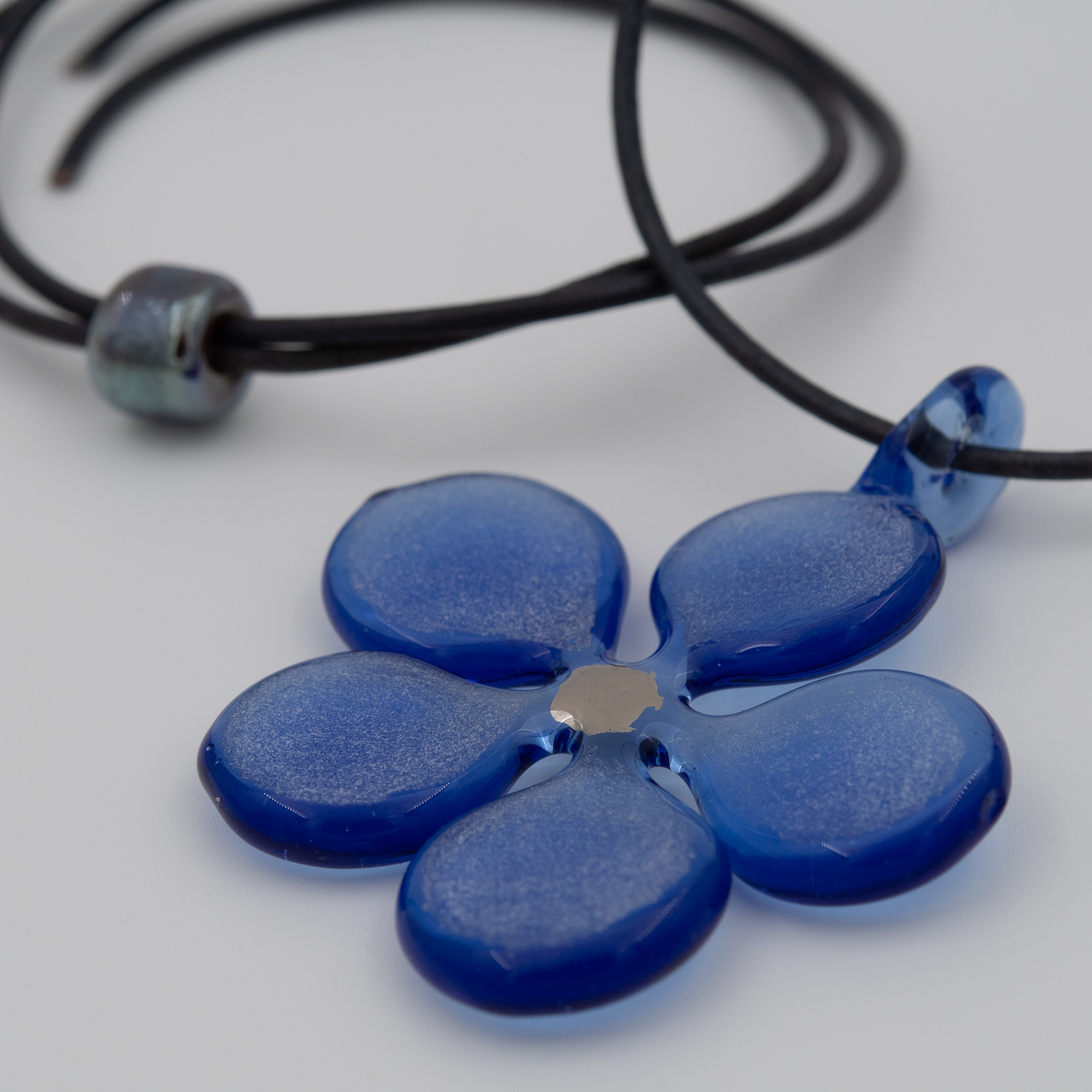 HALSBAND MED EN STILISTISK BLOMMA AV GLAS - 3