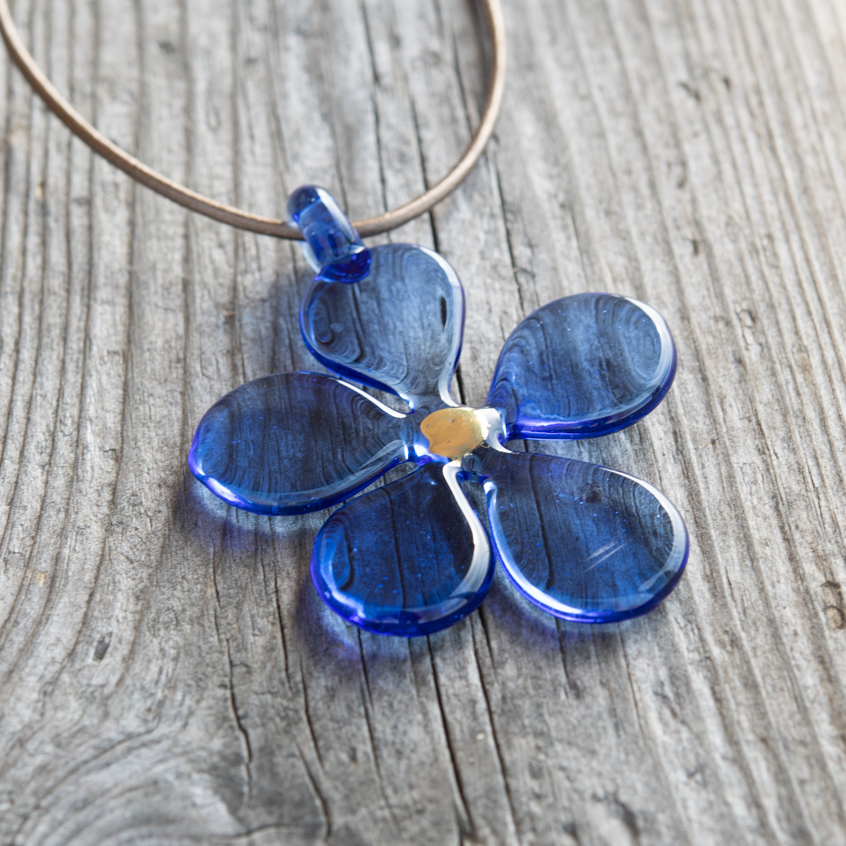 HALSBAND MED EN STILISTISK BLOMMA AV GLAS